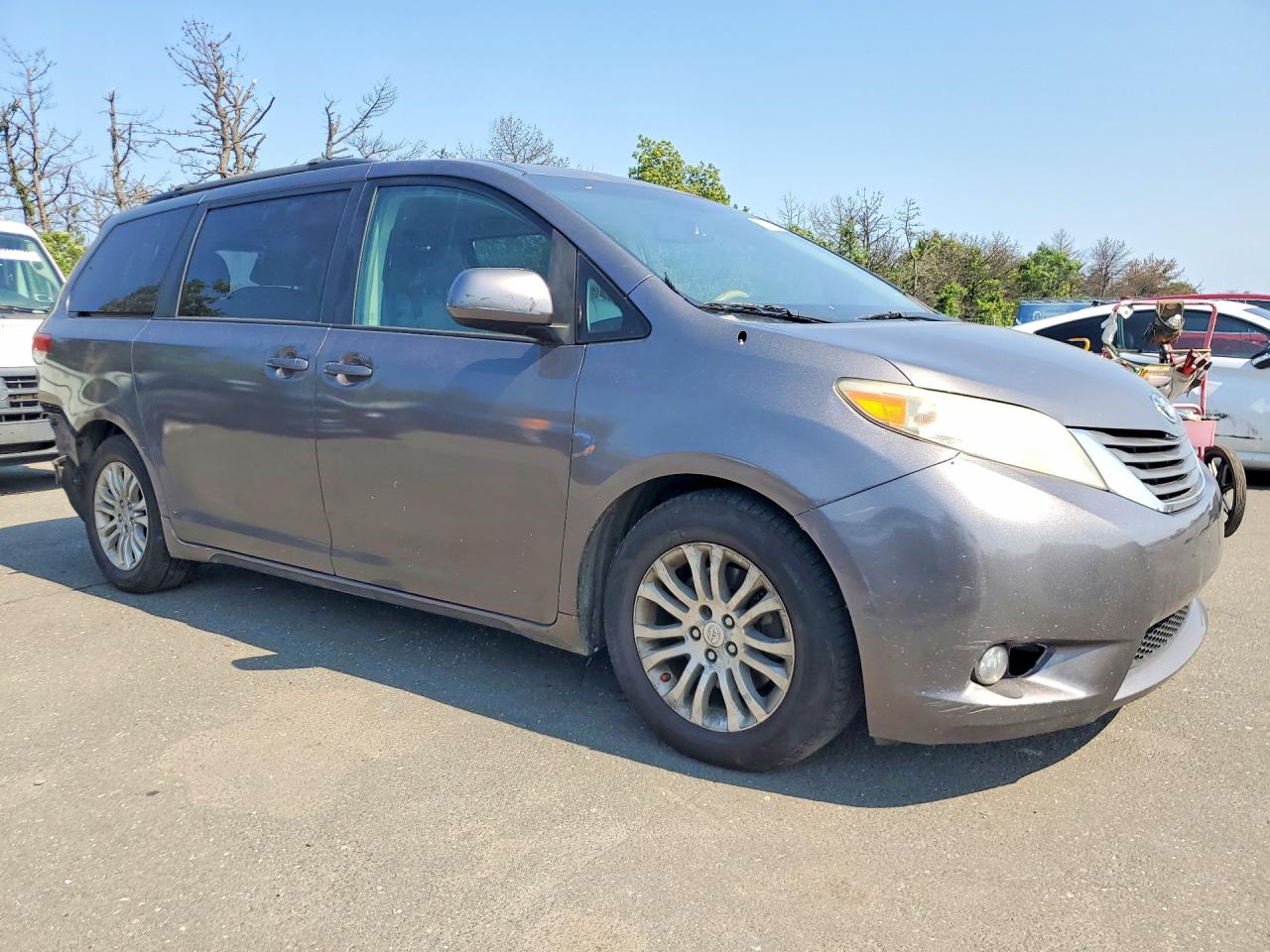 2011 Toyota Sienna Xle 8-passenger Charcoal vin: 5TDYK3DC7BS066127