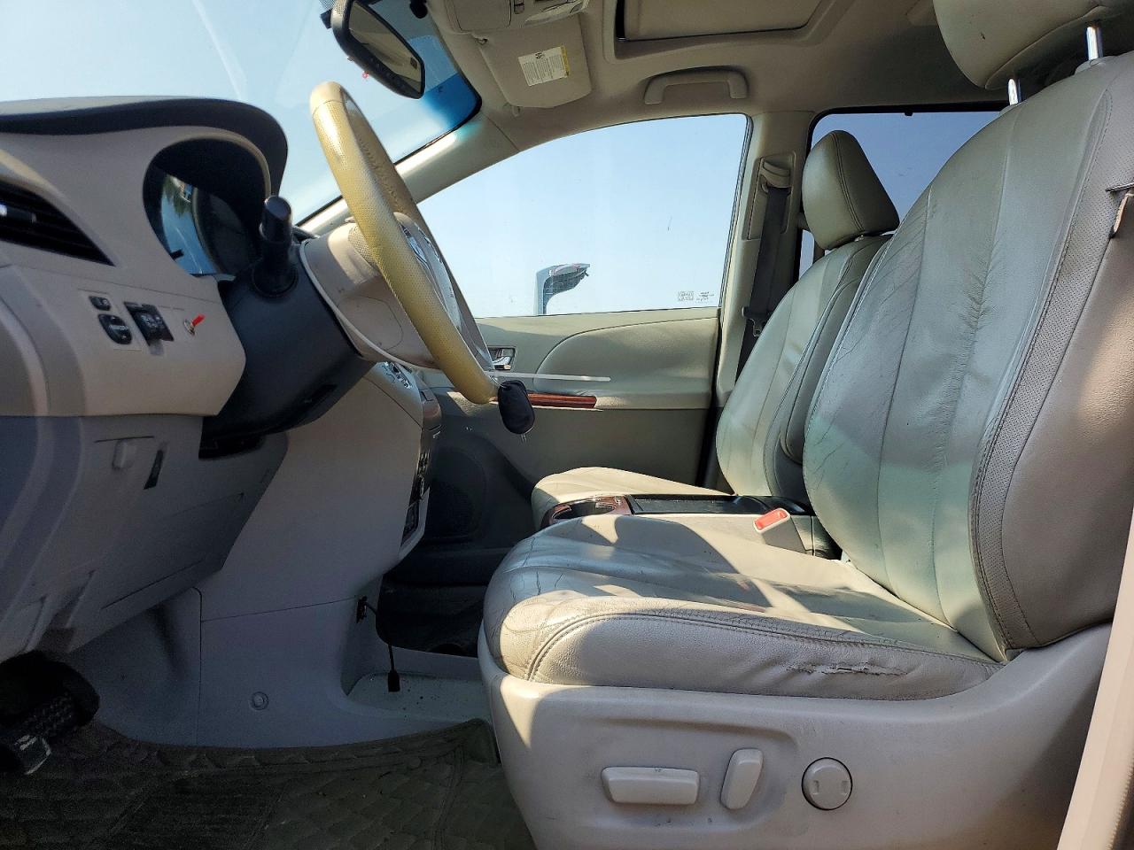 2011 Toyota Sienna Xle 8-passenger Charcoal vin: 5TDYK3DC7BS066127