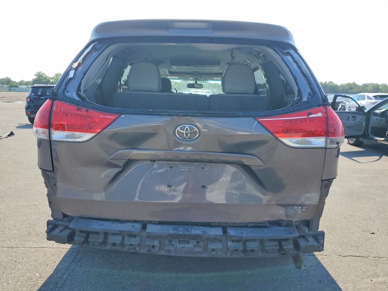 2011 Toyota Sienna Xle 8-passenger Charcoal vin: 5TDYK3DC7BS066127