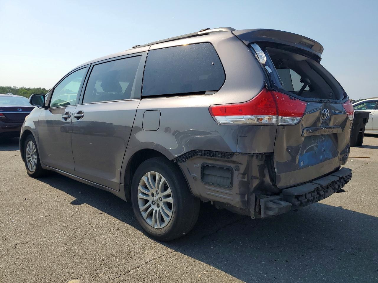 2011 Toyota Sienna Xle 8-passenger Charcoal vin: 5TDYK3DC7BS066127