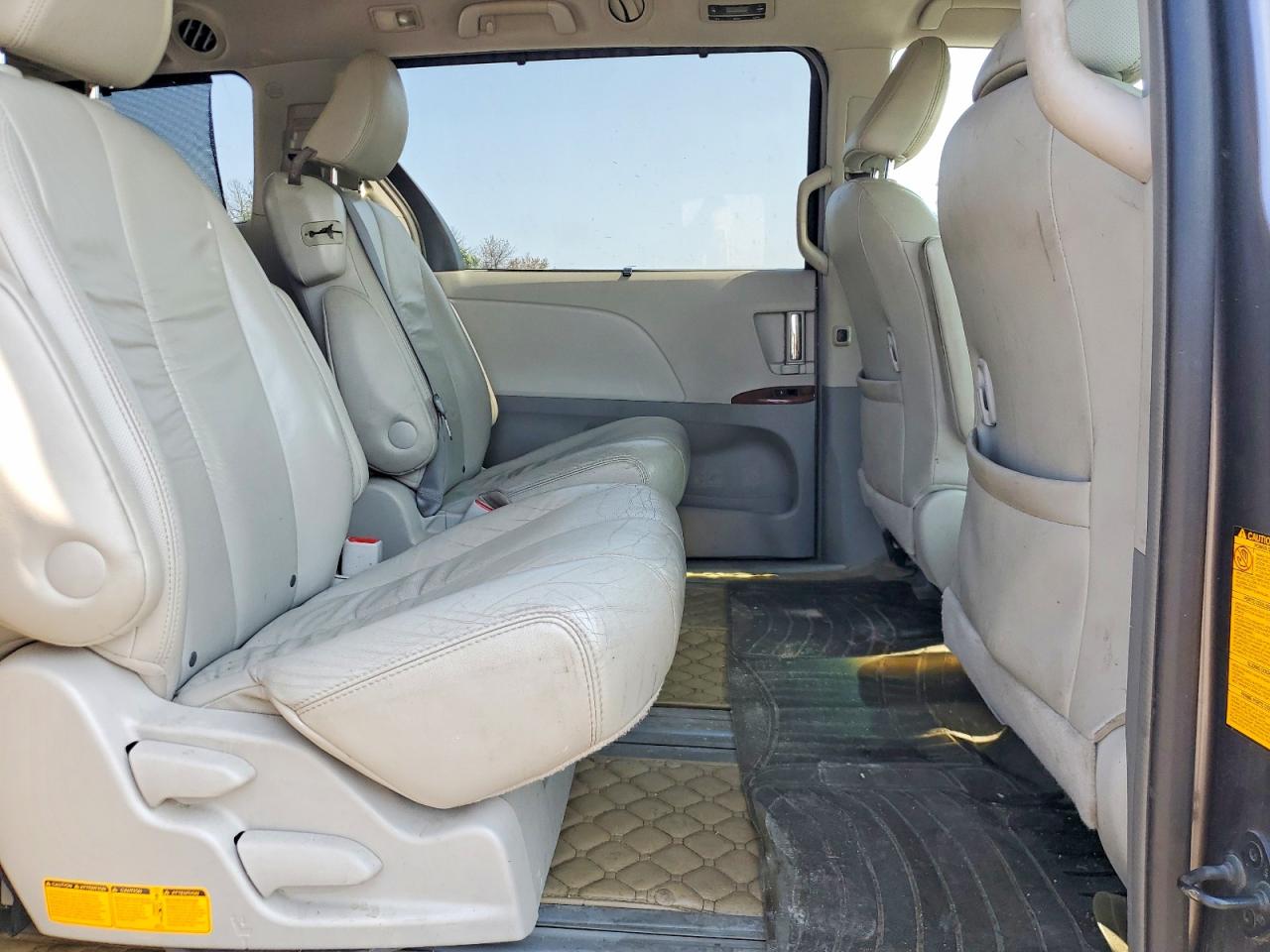 2011 Toyota Sienna Xle 8-passenger Charcoal vin: 5TDYK3DC7BS066127