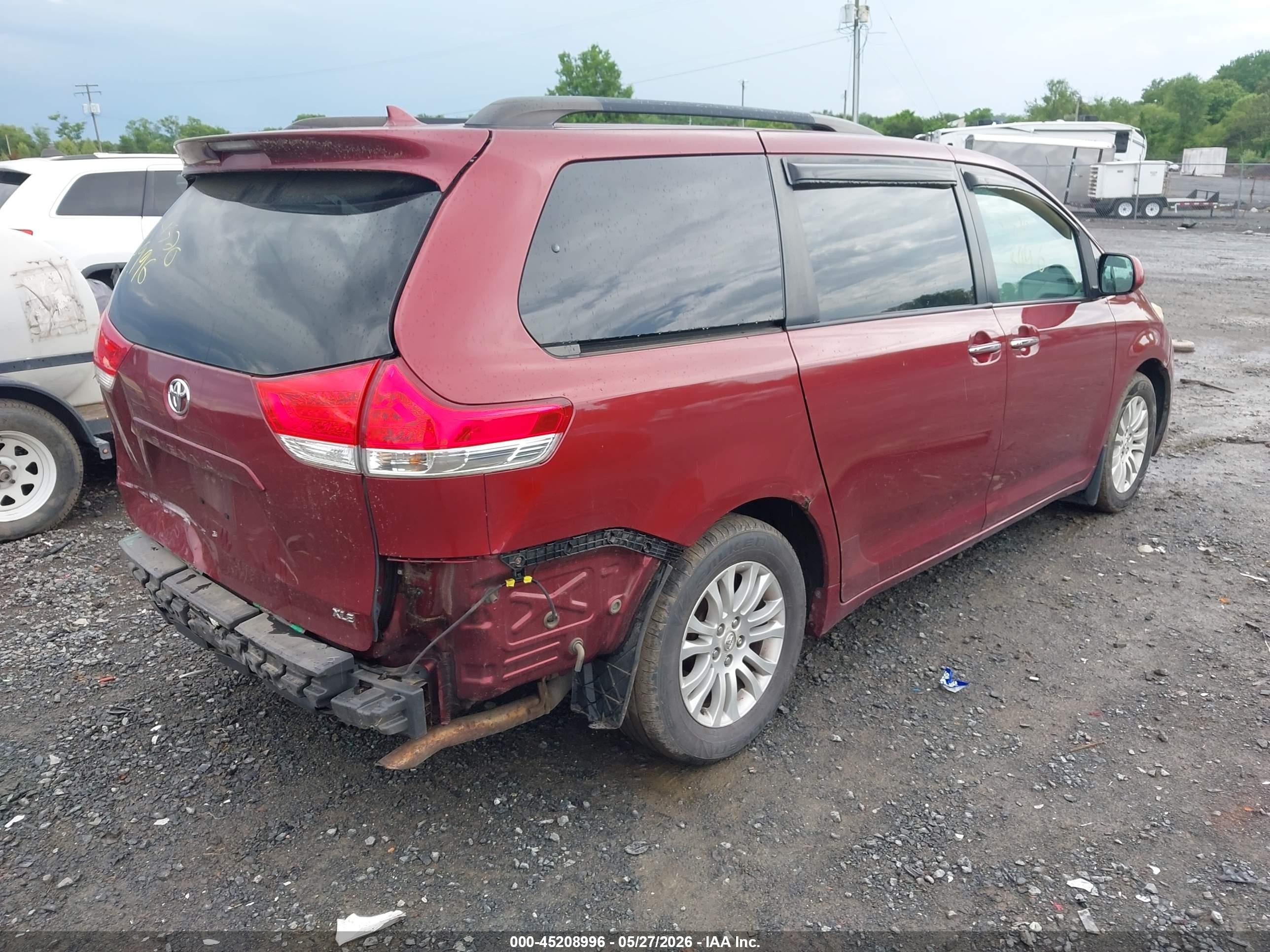 2011 Toyota Sienna Xle V6 Red vin: 5TDYK3DC7BS066192