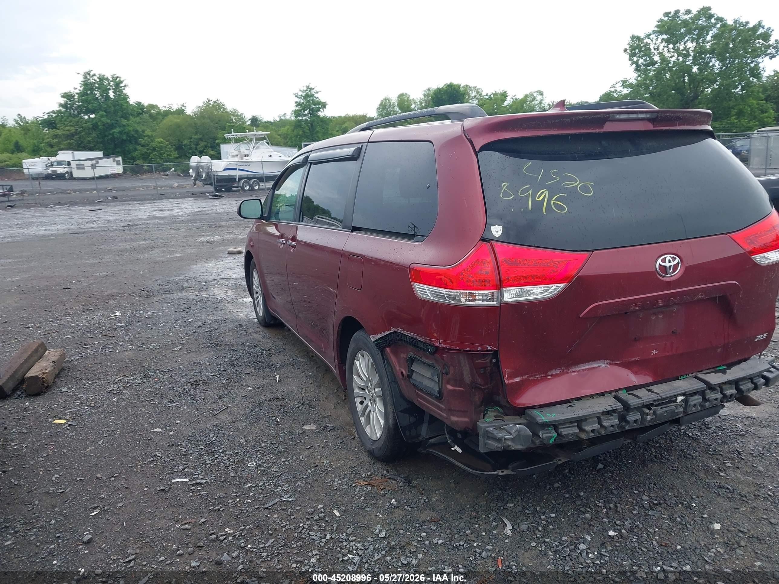 2011 Toyota Sienna Xle V6 Red vin: 5TDYK3DC7BS066192