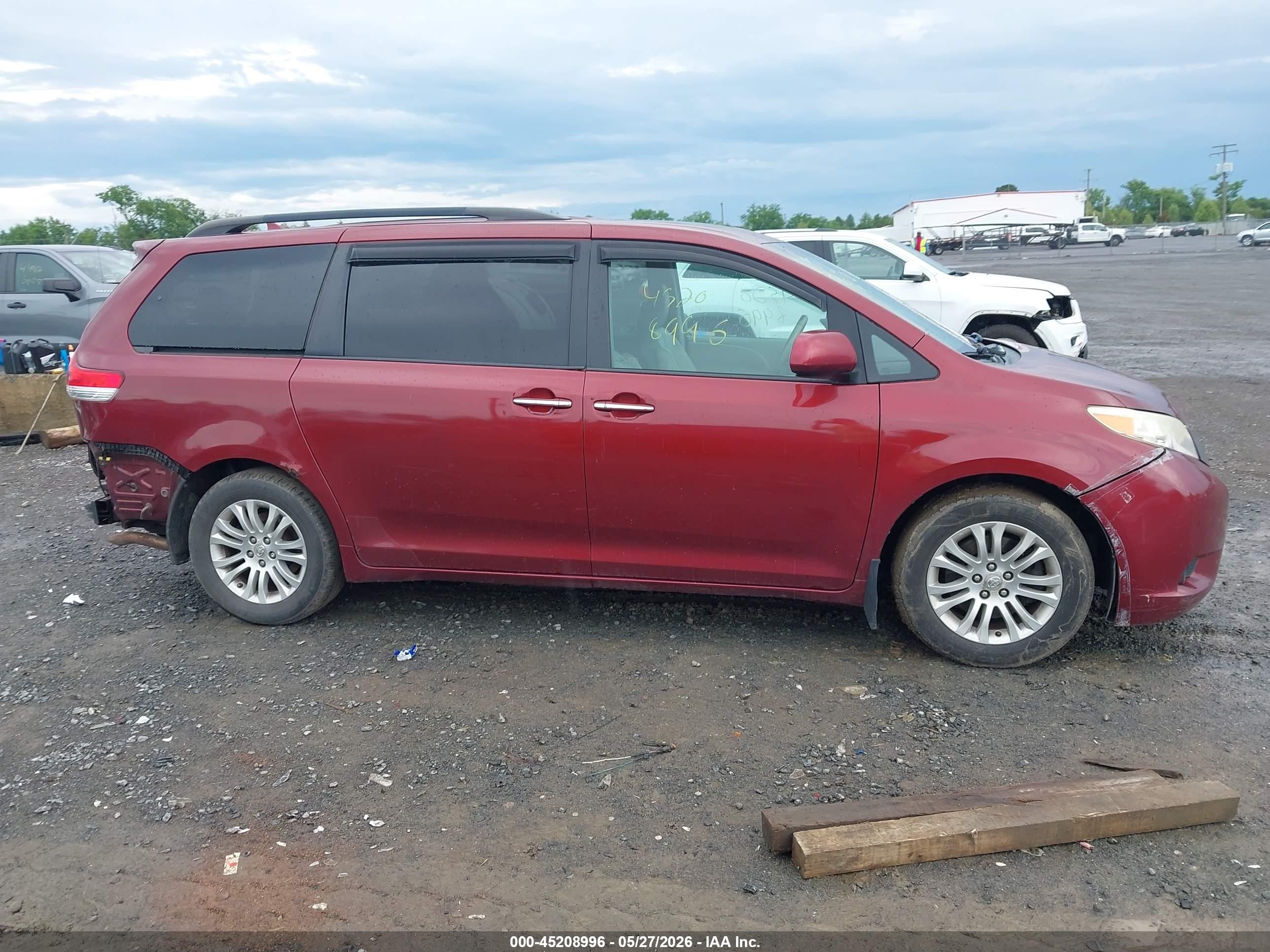 2011 Toyota Sienna Xle V6 Red vin: 5TDYK3DC7BS066192