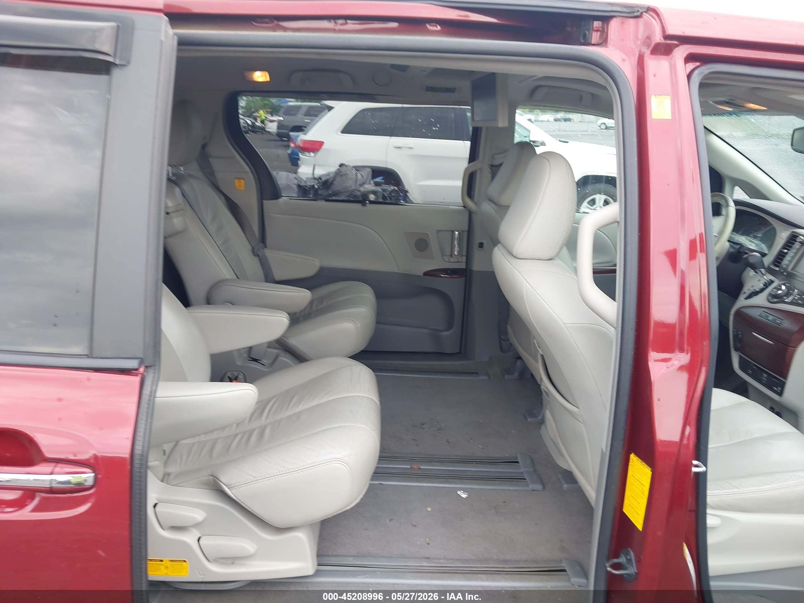 2011 Toyota Sienna Xle V6 Red vin: 5TDYK3DC7BS066192