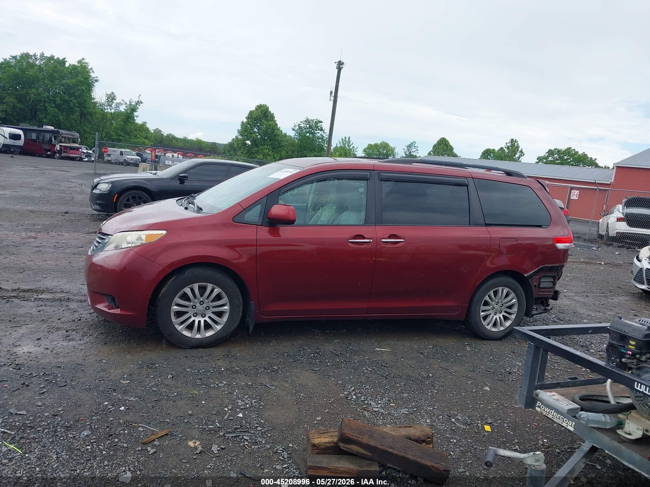 2011 Toyota Sienna Xle V6 Red vin: 5TDYK3DC7BS066192