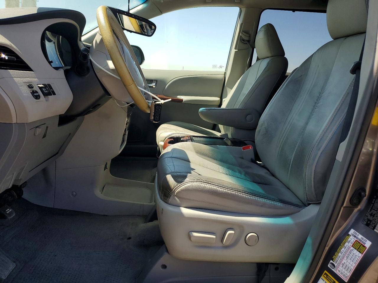 2011 Toyota Sienna Xle 8-passenger Gray vin: 5TDYK3DC7BS085860