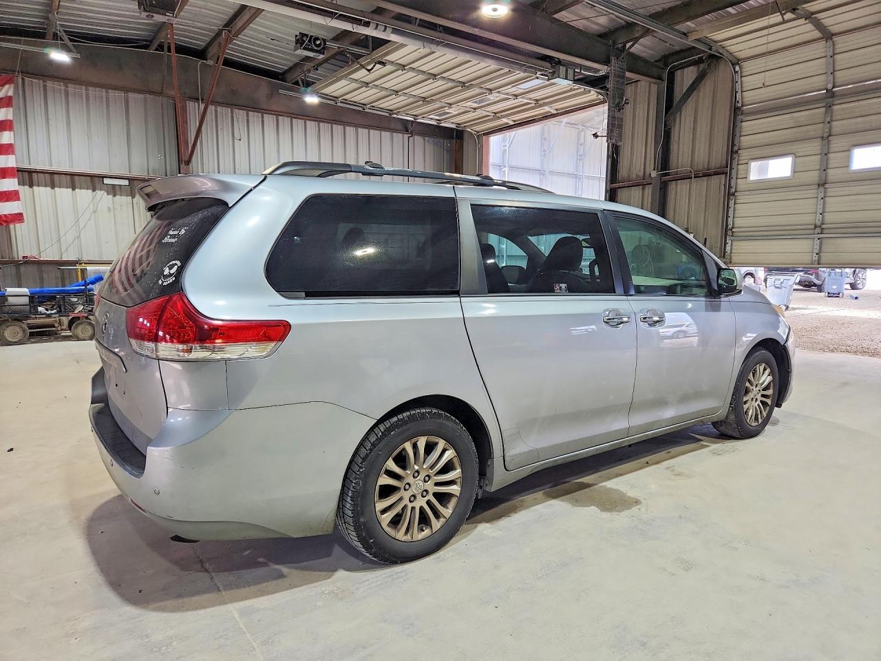 2011 Toyota Sienna Xle 8-passenger Silver vin: 5TDYK3DC7BS106710