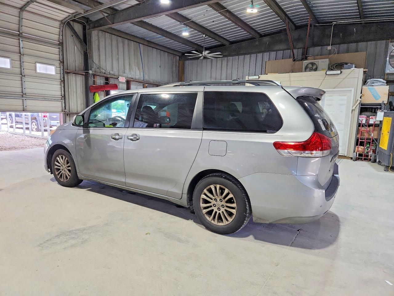 2011 Toyota Sienna Xle 8-passenger Silver vin: 5TDYK3DC7BS106710