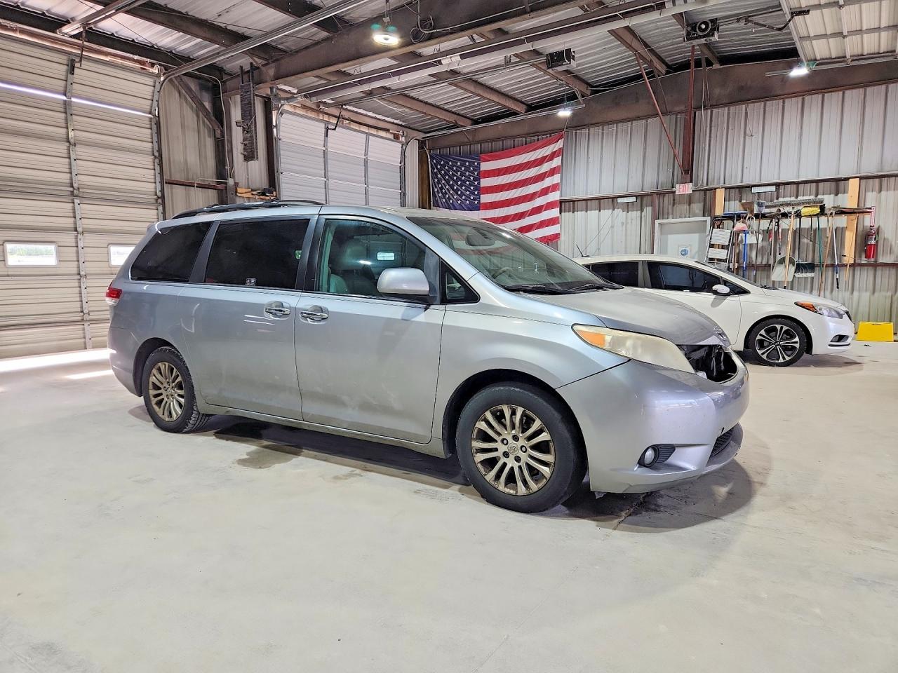 2011 Toyota Sienna Xle 8-passenger Silver vin: 5TDYK3DC7BS106710