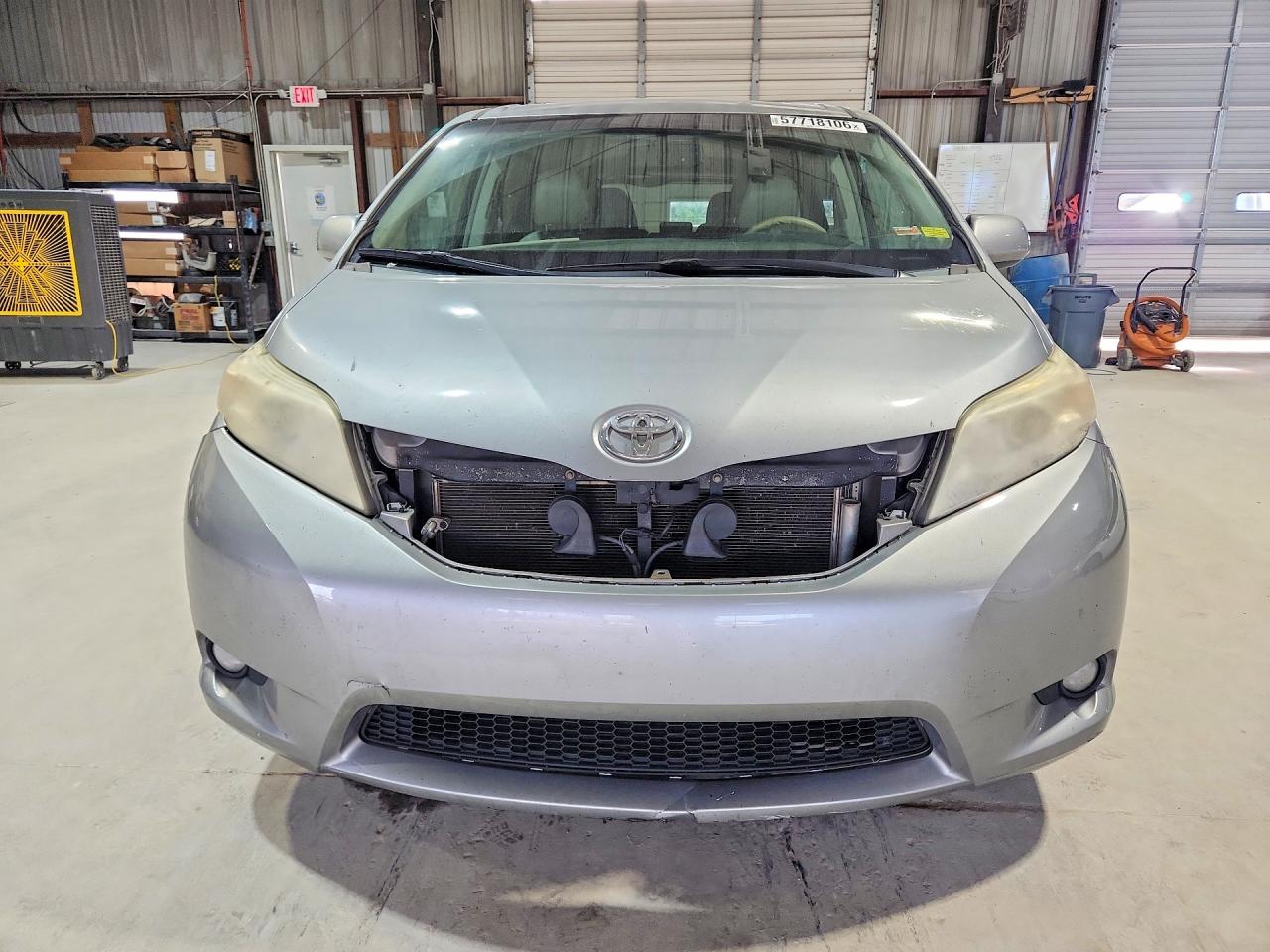 2011 Toyota Sienna Xle 8-passenger Silver vin: 5TDYK3DC7BS106710