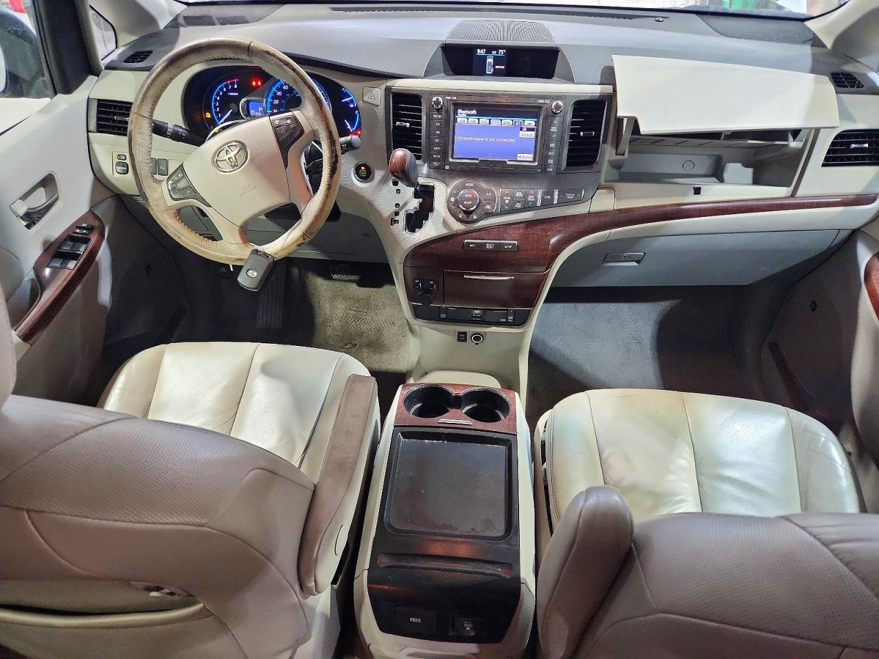 2011 Toyota Sienna Xle 8-passenger Silver vin: 5TDYK3DC7BS106710