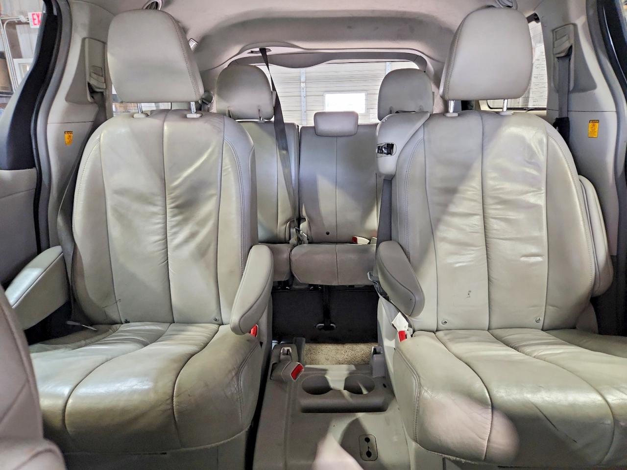 2011 Toyota Sienna Xle 8-passenger Silver vin: 5TDYK3DC7BS106710