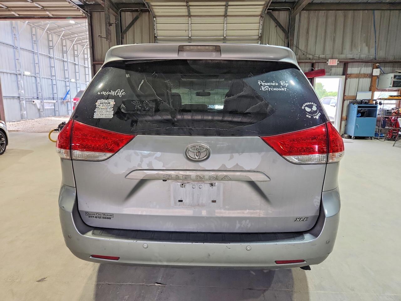 2011 Toyota Sienna Xle 8-passenger Silver vin: 5TDYK3DC7BS106710