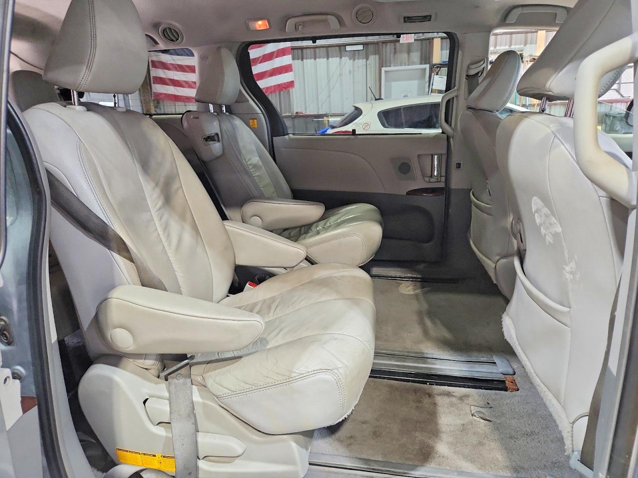 2011 Toyota Sienna Xle 8-passenger Silver vin: 5TDYK3DC7BS106710