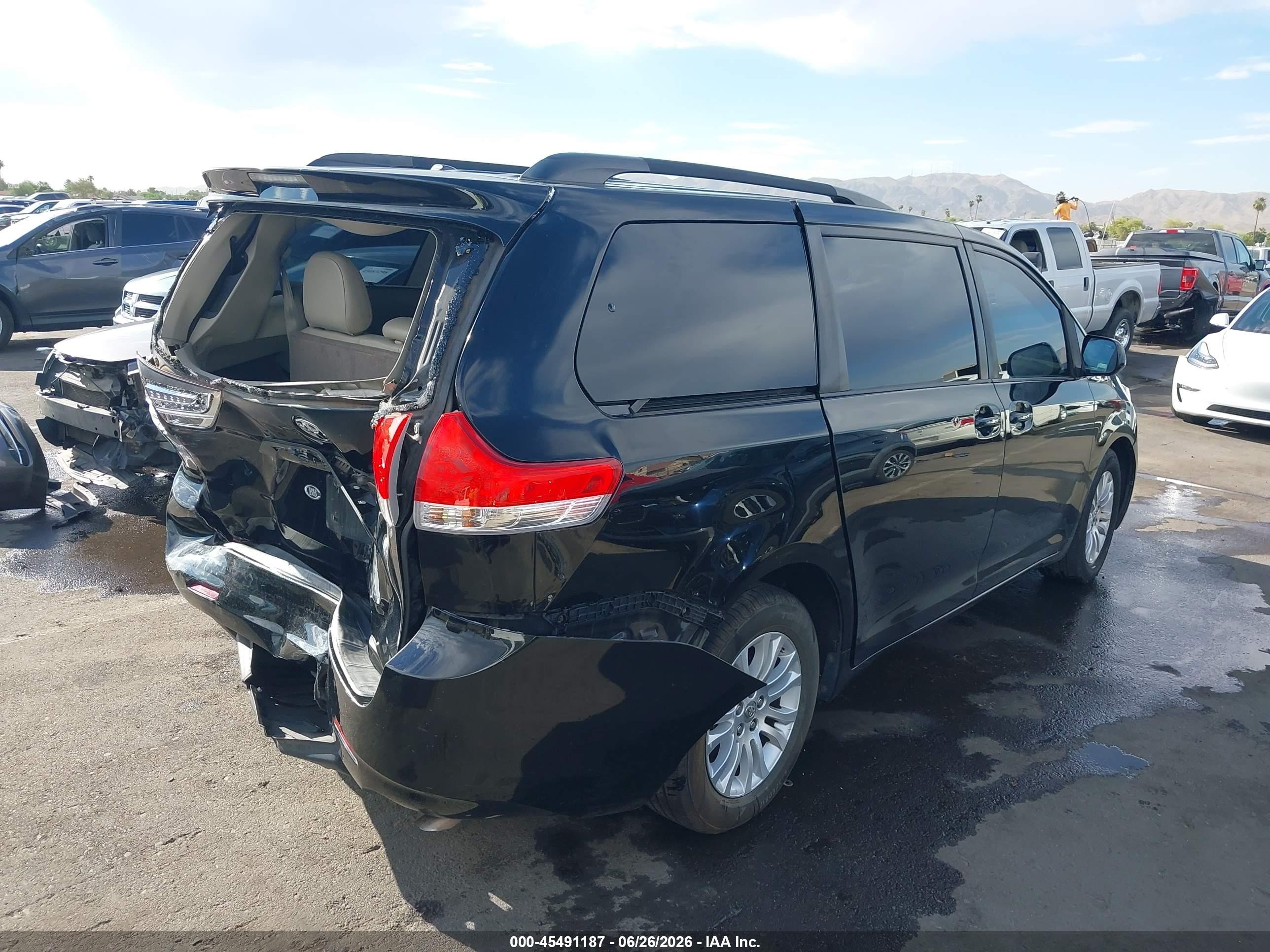 2011 Toyota Sienna Xle V6 Black vin: 5TDYK3DC7BS112006