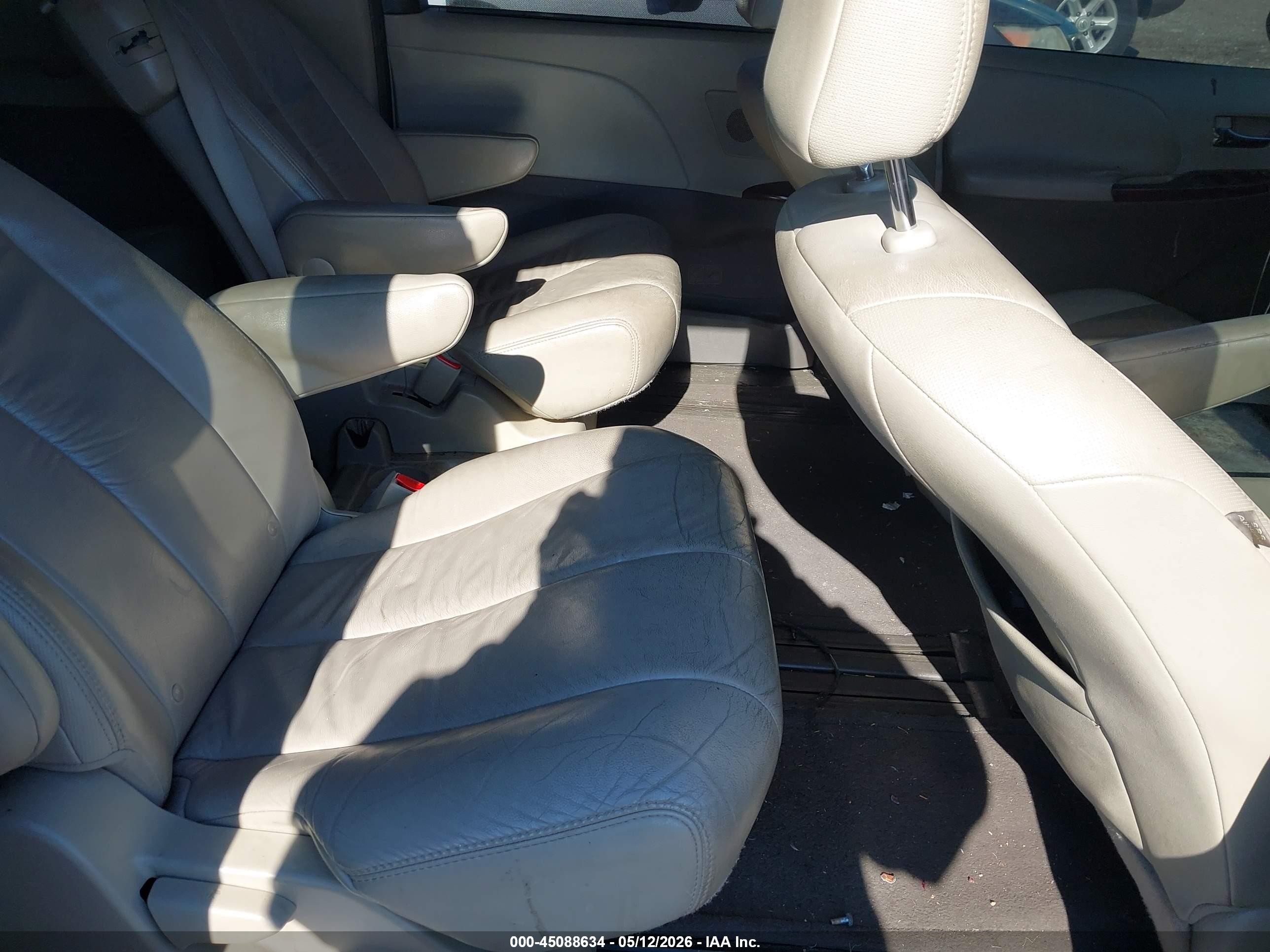 2011 Toyota Sienna Xle V6 Burgundy vin: 5TDYK3DC7BS114760