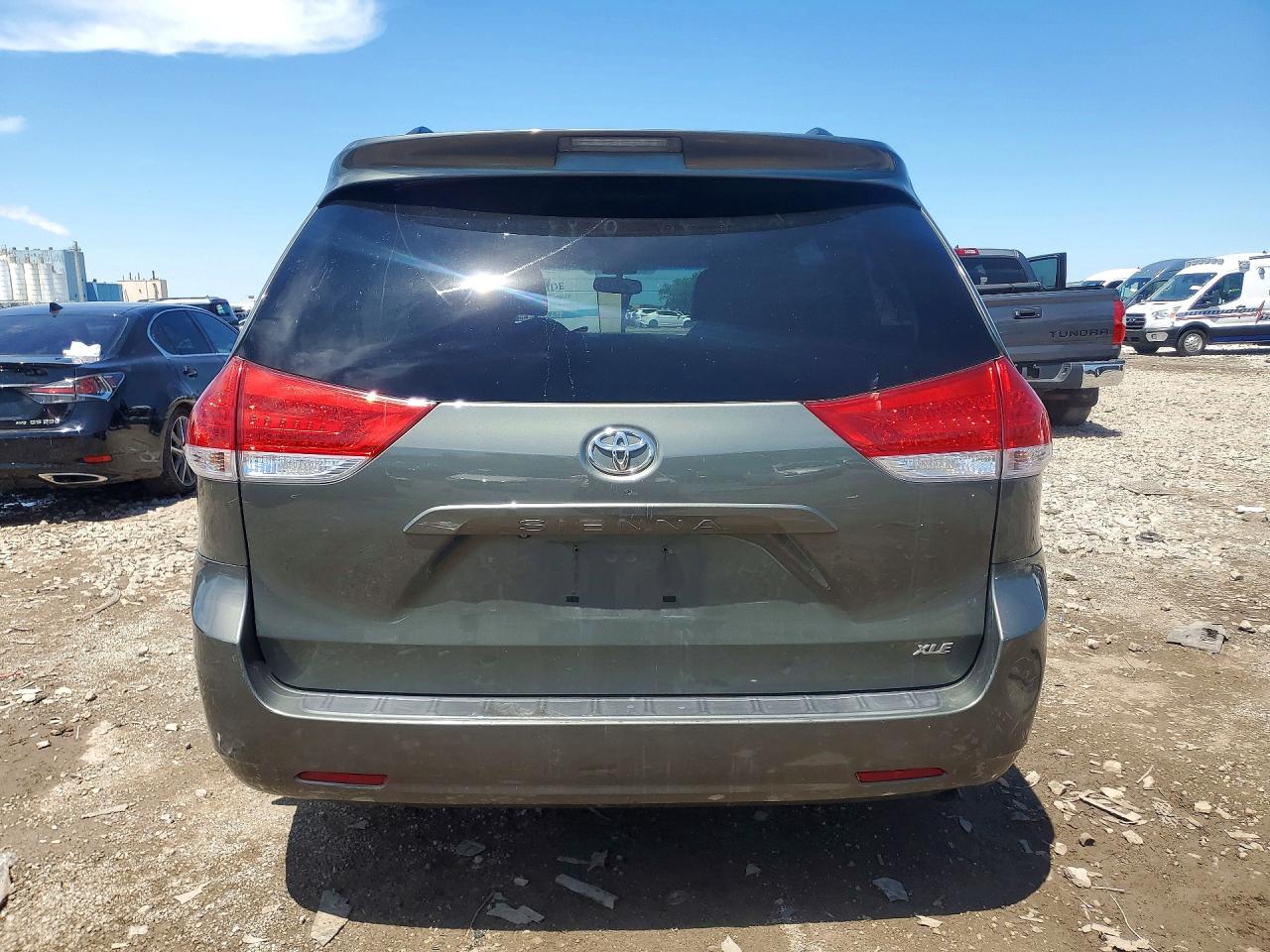 2011 Toyota Sienna Xle 8-passenger Зеленый vin: 5TDYK3DC7BS129632