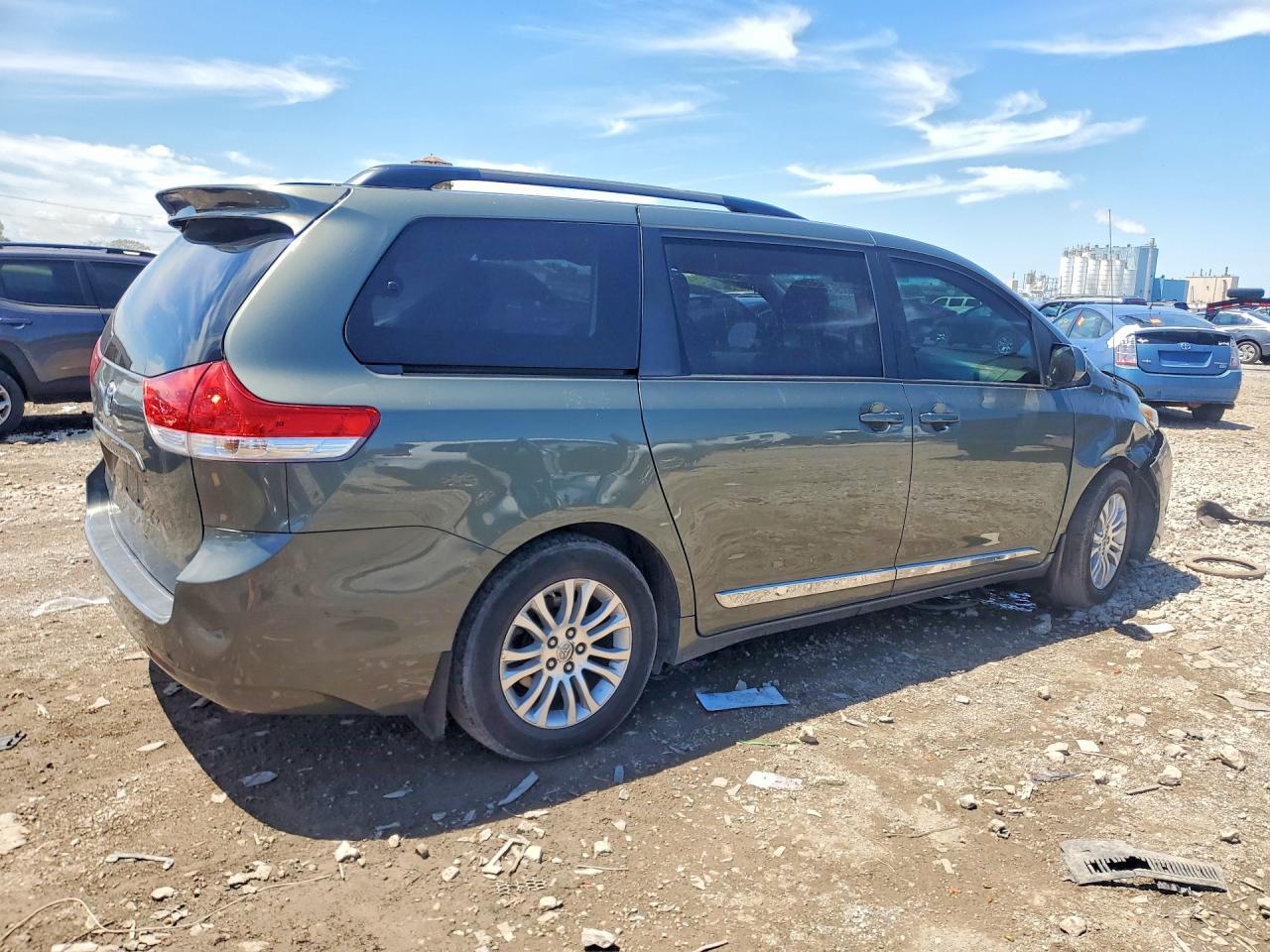 2011 Toyota Sienna Xle 8-passenger Зеленый vin: 5TDYK3DC7BS129632