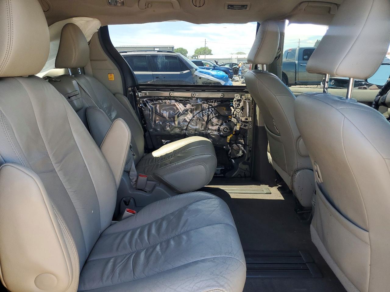 2011 Toyota Sienna Xle 8-passenger Зеленый vin: 5TDYK3DC7BS129632