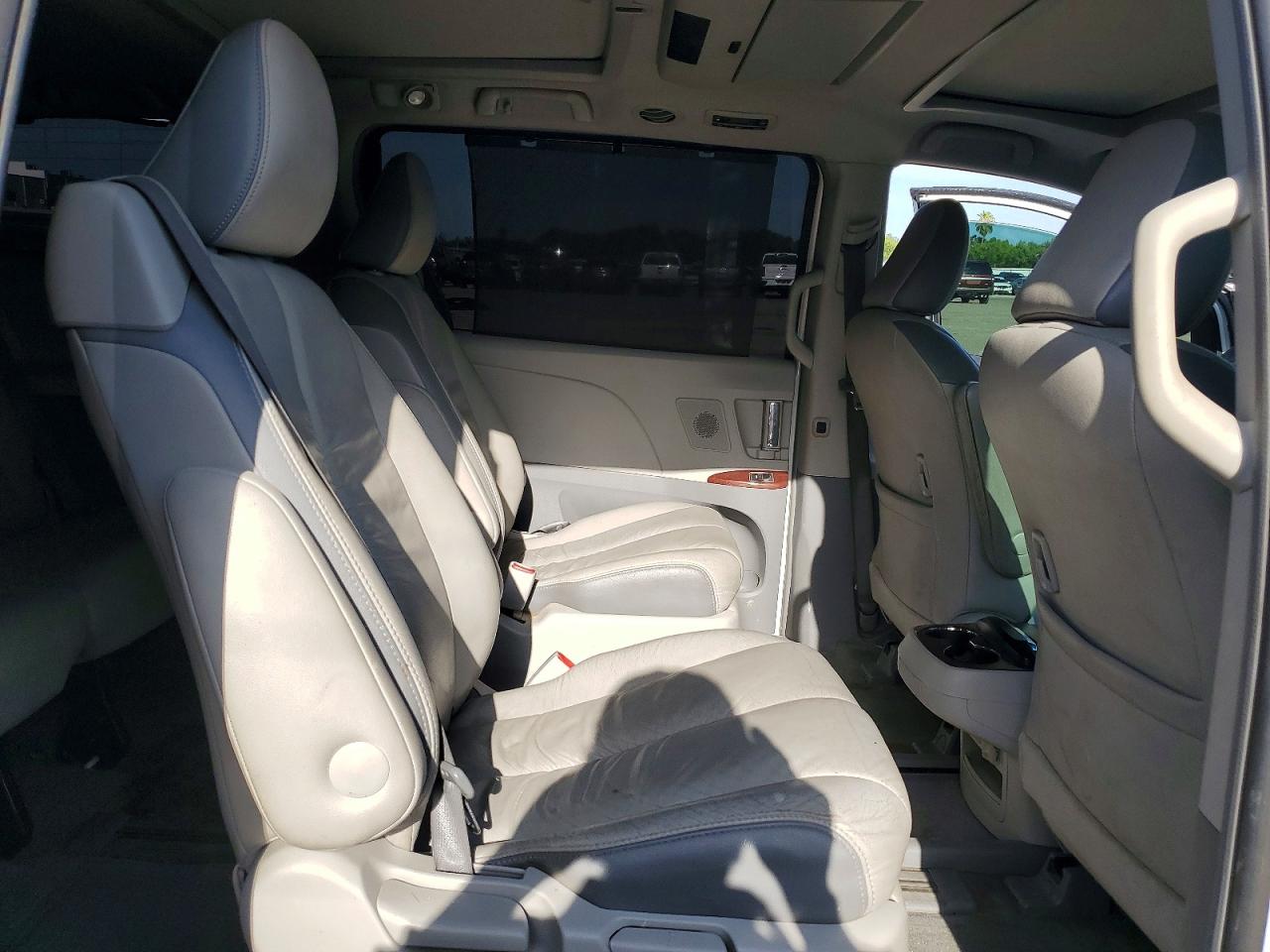 2011 Toyota Sienna Limited 7-passenger White vin: 5TDYK3DC7BS134538