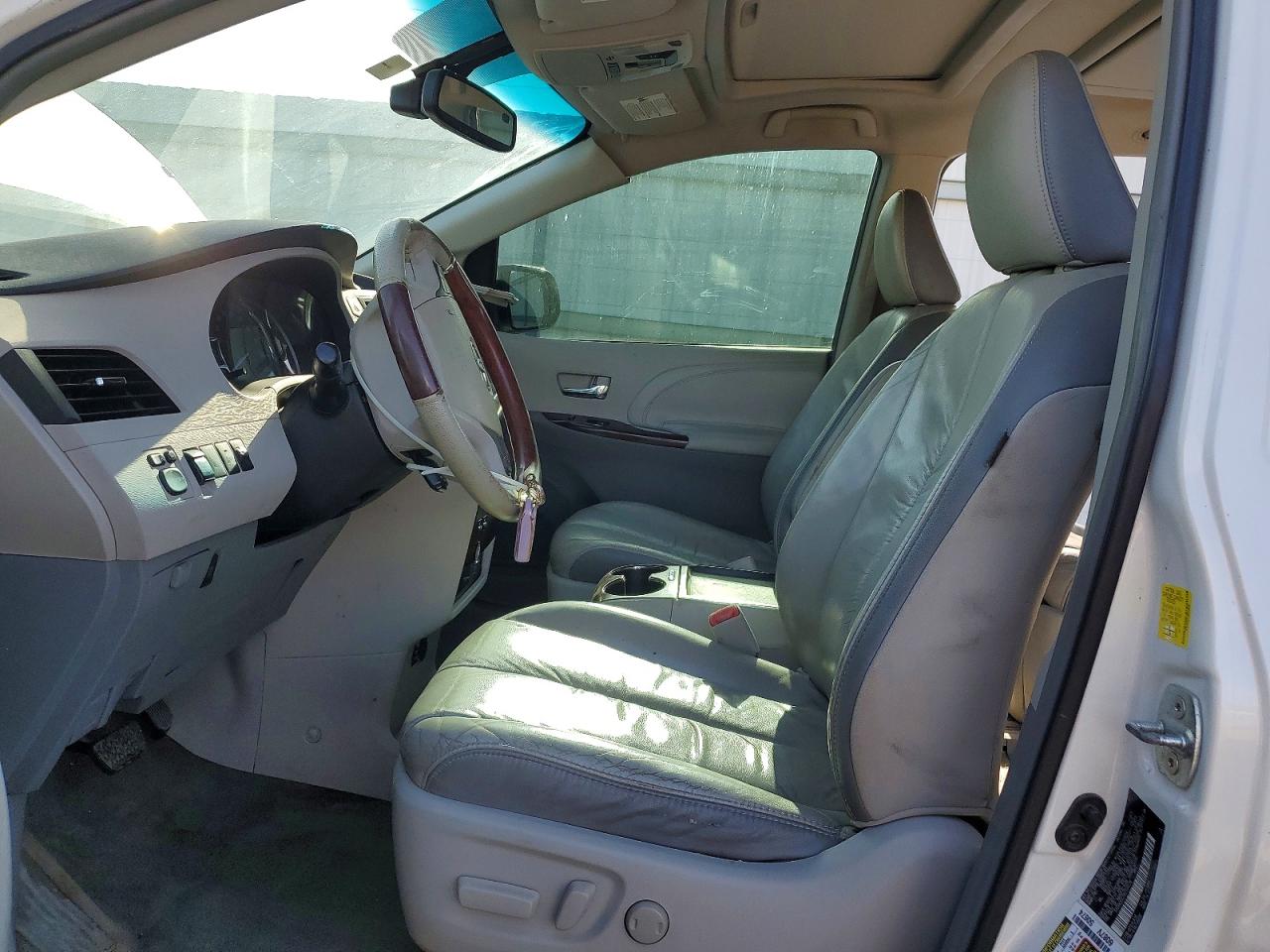 2011 Toyota Sienna Limited 7-passenger White vin: 5TDYK3DC7BS134538