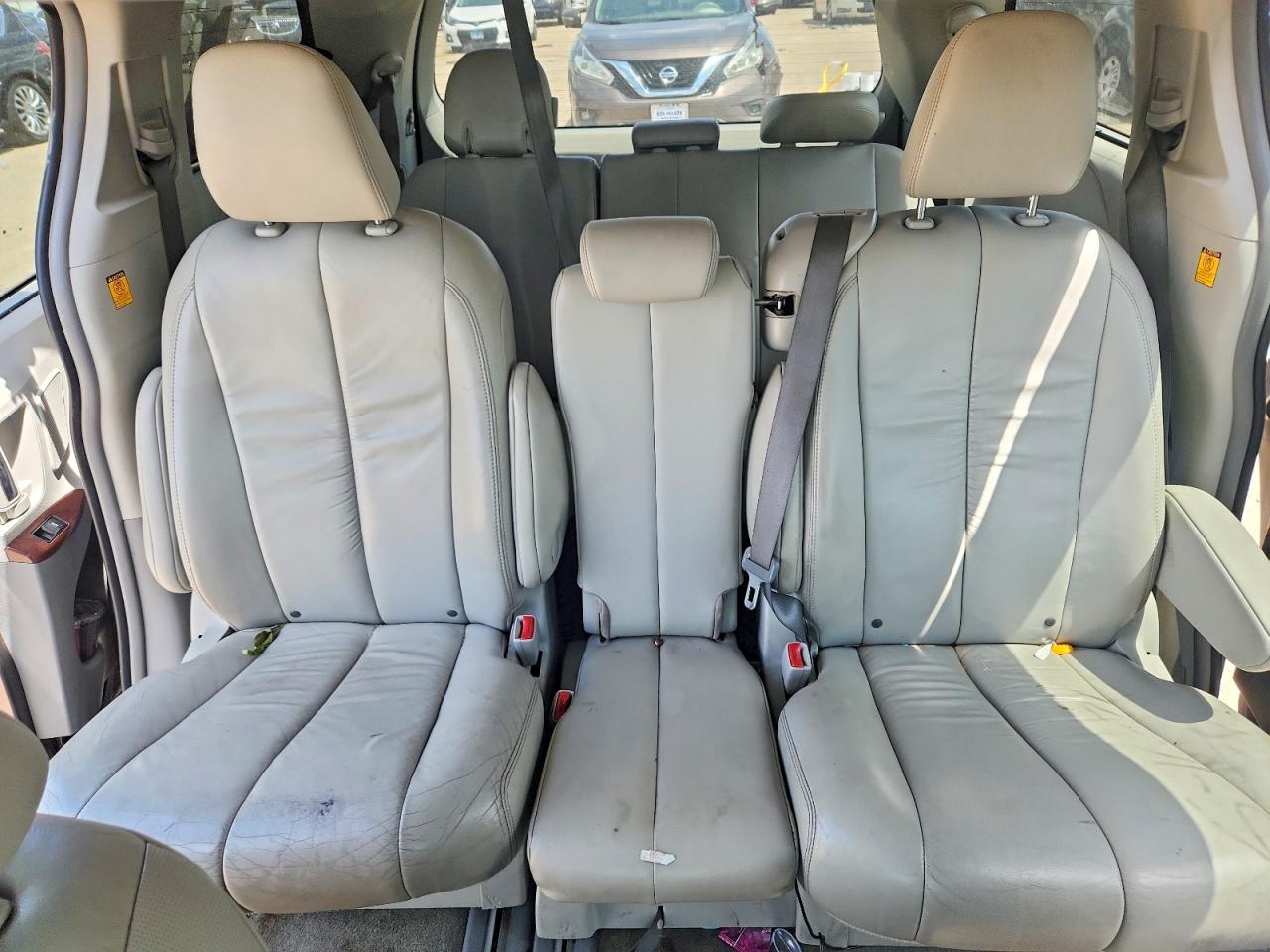2011 Toyota Sienna Xle 8-passenger Gray vin: 5TDYK3DC7BS136709