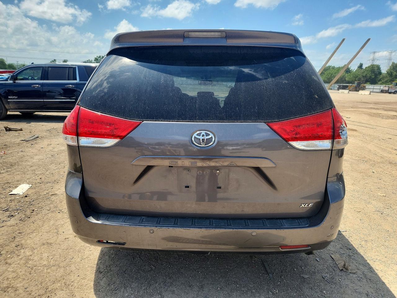 2011 Toyota Sienna Xle 8-passenger Gray vin: 5TDYK3DC7BS136709