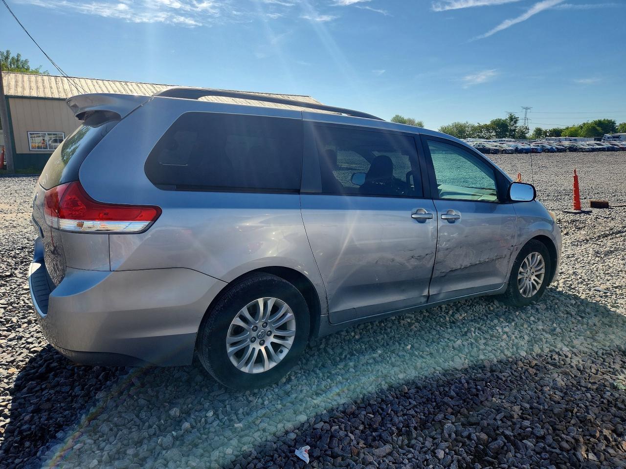 2011 Toyota Sienna Xle 8-passenger Silver vin: 5TDYK3DC7BS167085