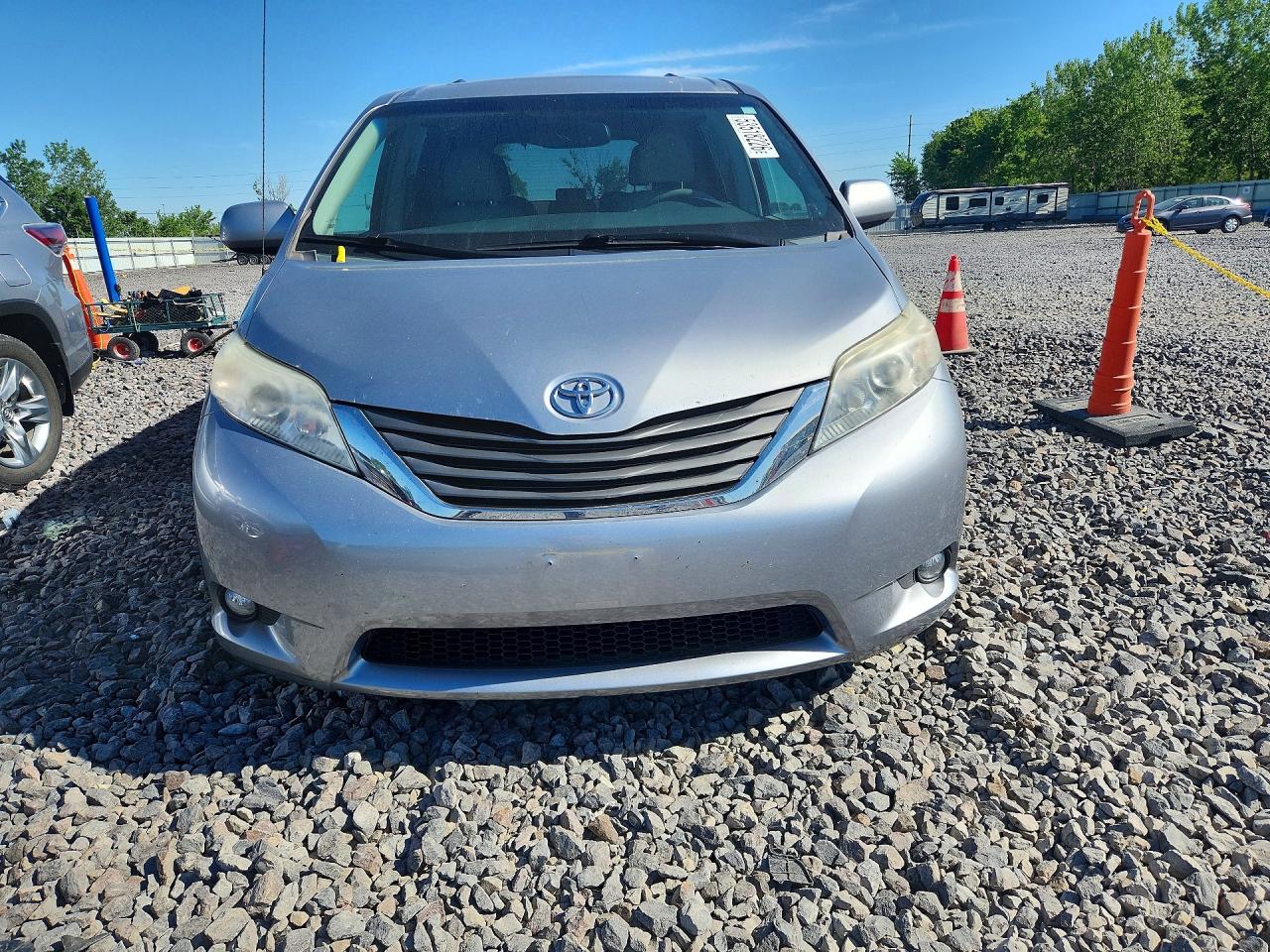 2011 Toyota Sienna Xle 8-passenger Silver vin: 5TDYK3DC7BS167085