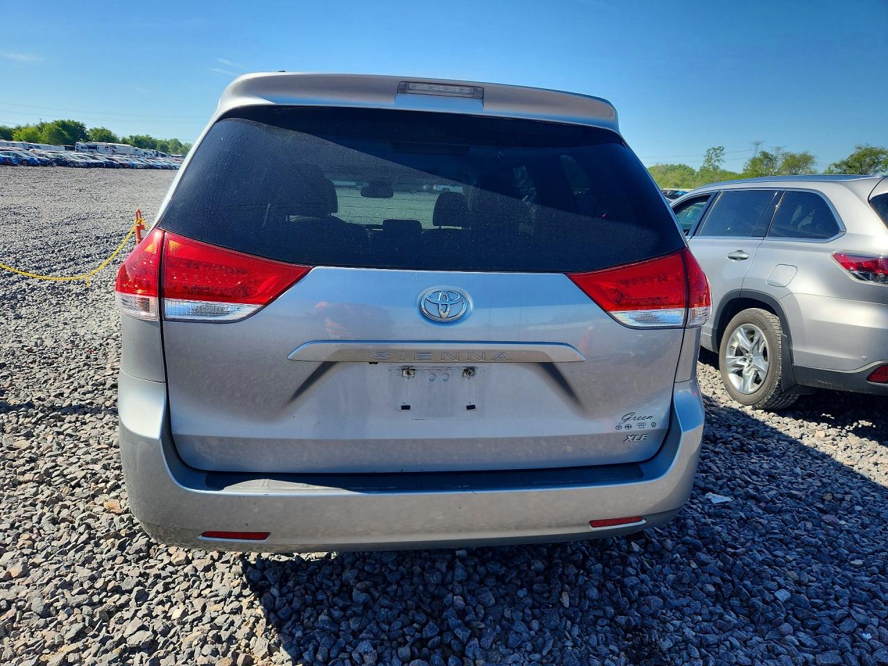2011 Toyota Sienna Xle 8-passenger Silver vin: 5TDYK3DC7BS167085