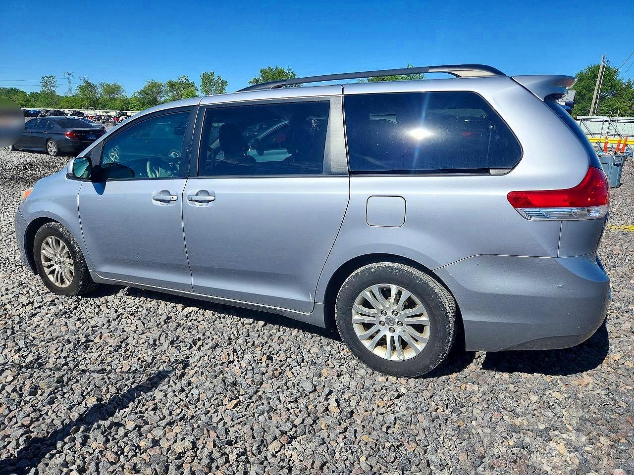 2011 Toyota Sienna Xle 8-passenger Silver vin: 5TDYK3DC7BS167085