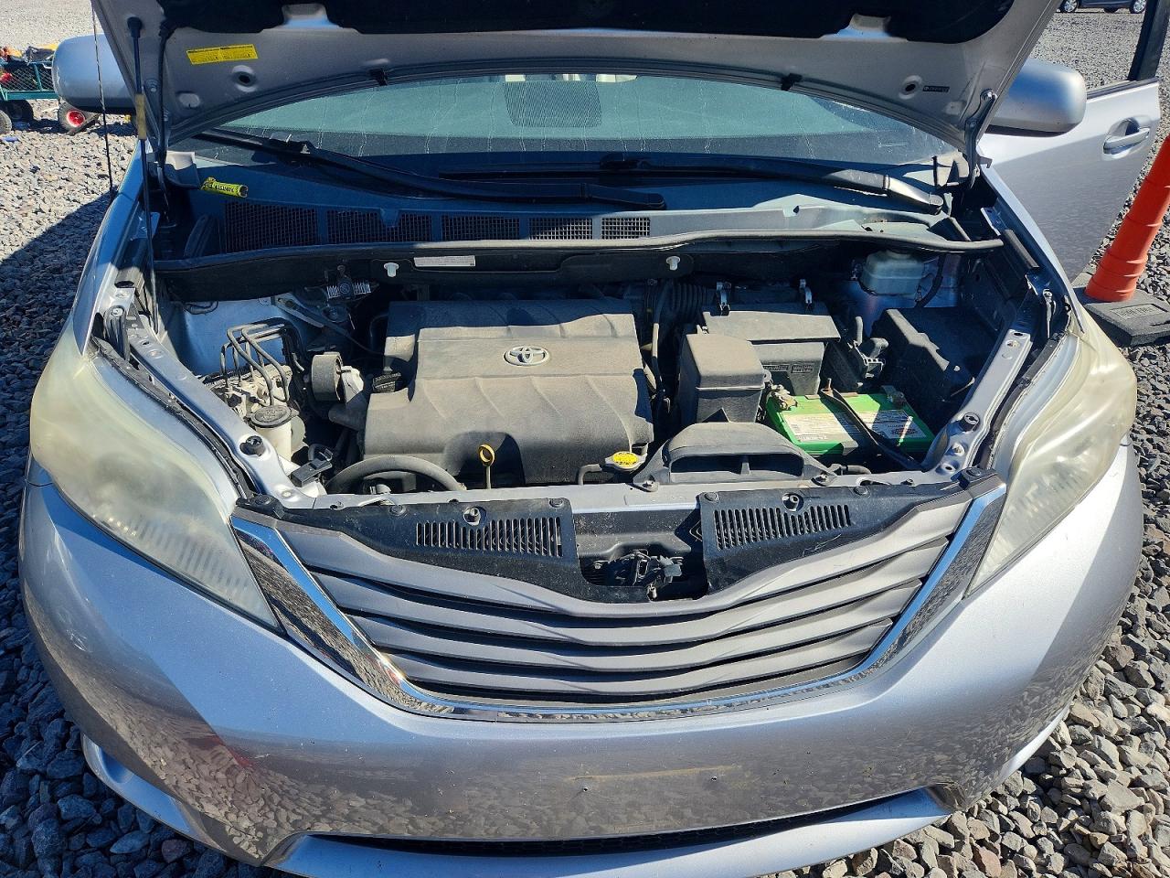 2011 Toyota Sienna Xle 8-passenger Silver vin: 5TDYK3DC7BS167085