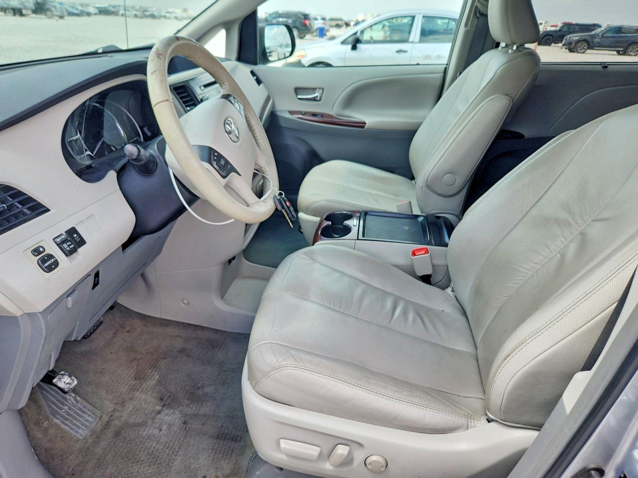 2011 Toyota Sienna Xle 8-passenger Silver vin: 5TDYK3DC7BS170682