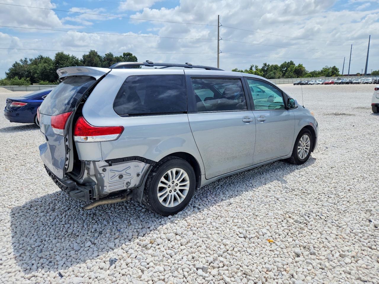 2011 Toyota Sienna Xle 8-passenger Silver vin: 5TDYK3DC7BS170682