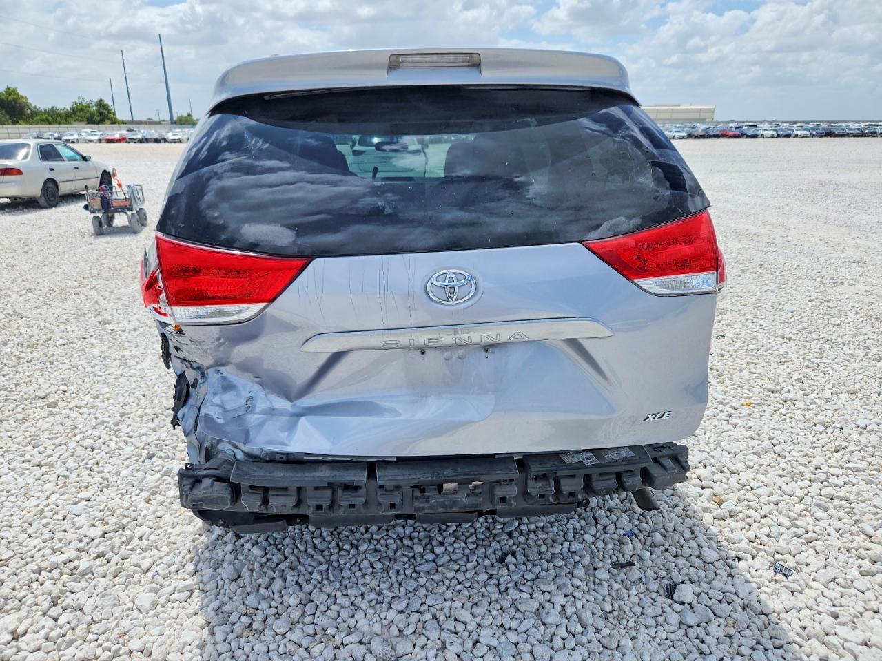 2011 Toyota Sienna Xle 8-passenger Silver vin: 5TDYK3DC7BS170682