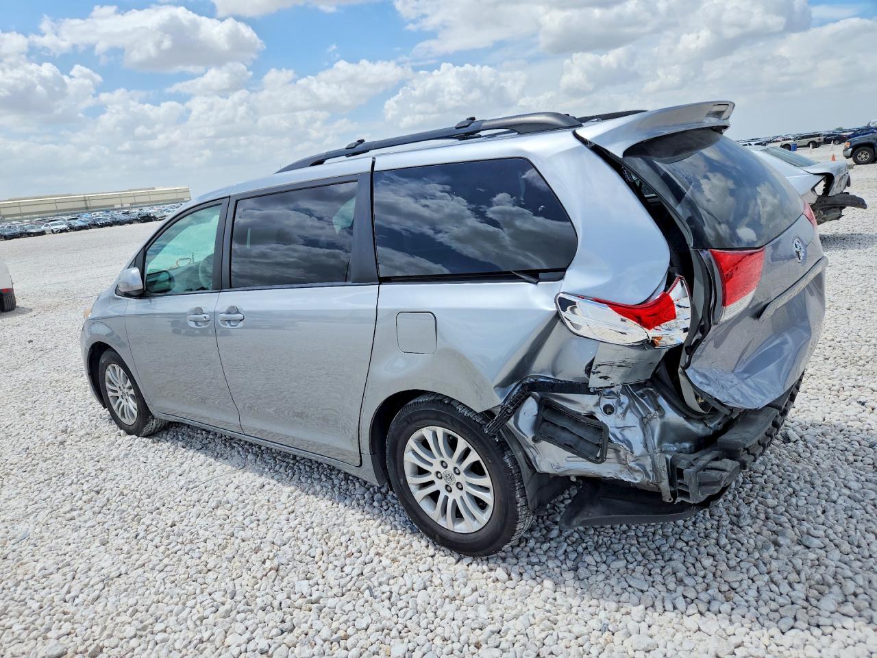 2011 Toyota Sienna Xle 8-passenger Silver vin: 5TDYK3DC7BS170682