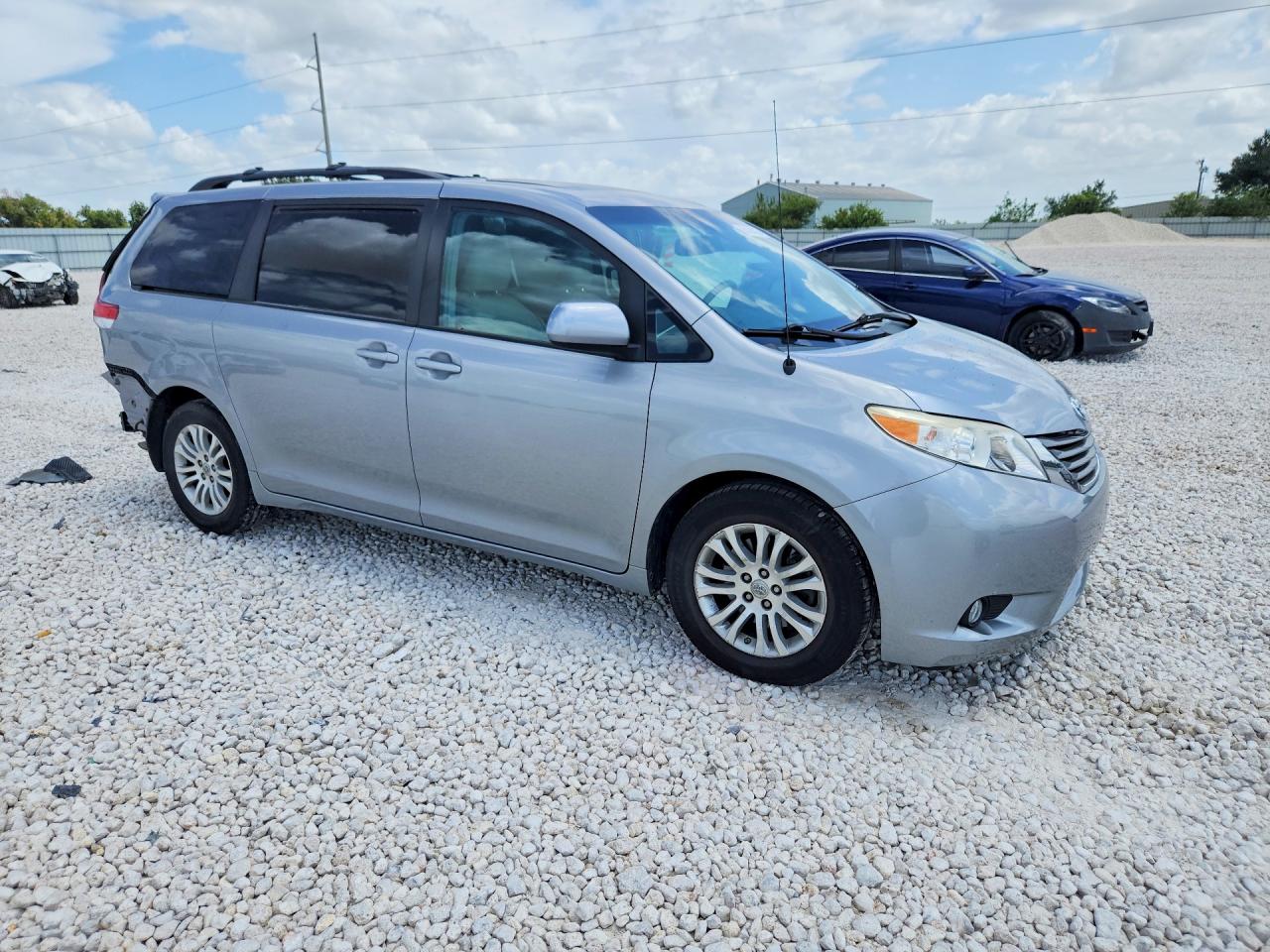 2011 Toyota Sienna Xle 8-passenger Silver vin: 5TDYK3DC7BS170682