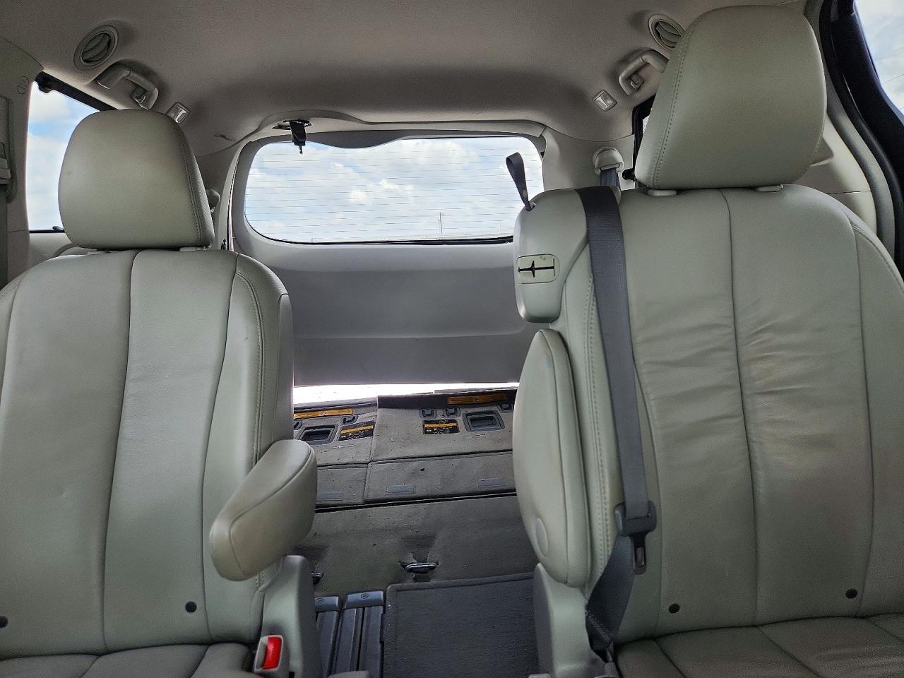 2011 Toyota Sienna Xle 8-passenger Silver vin: 5TDYK3DC7BS170682