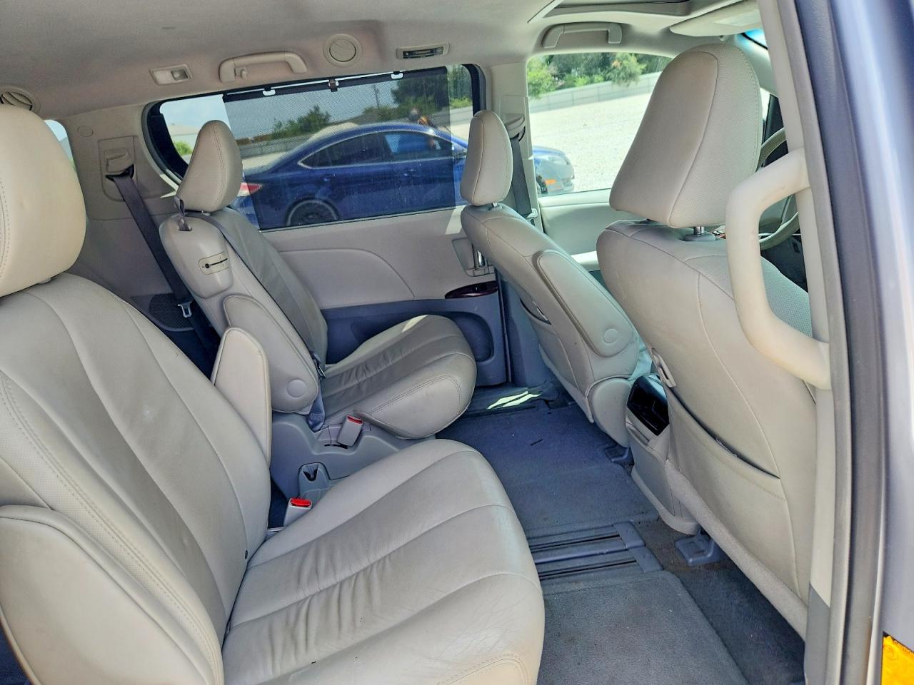2011 Toyota Sienna Xle 8-passenger Silver vin: 5TDYK3DC7BS170682