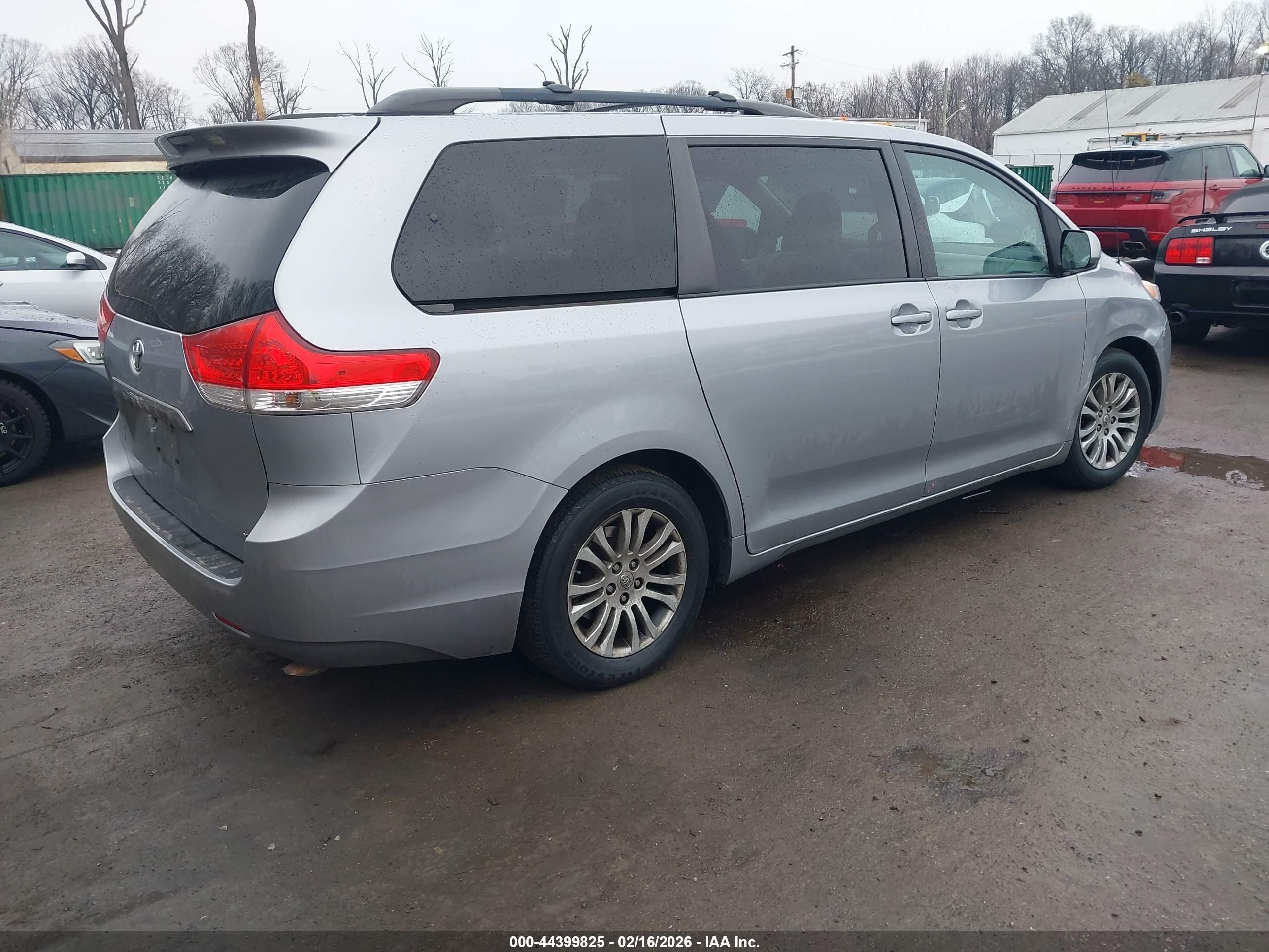 2011 Toyota Sienna Xle V6 Silver vin: 5TDYK3DC7BS173078