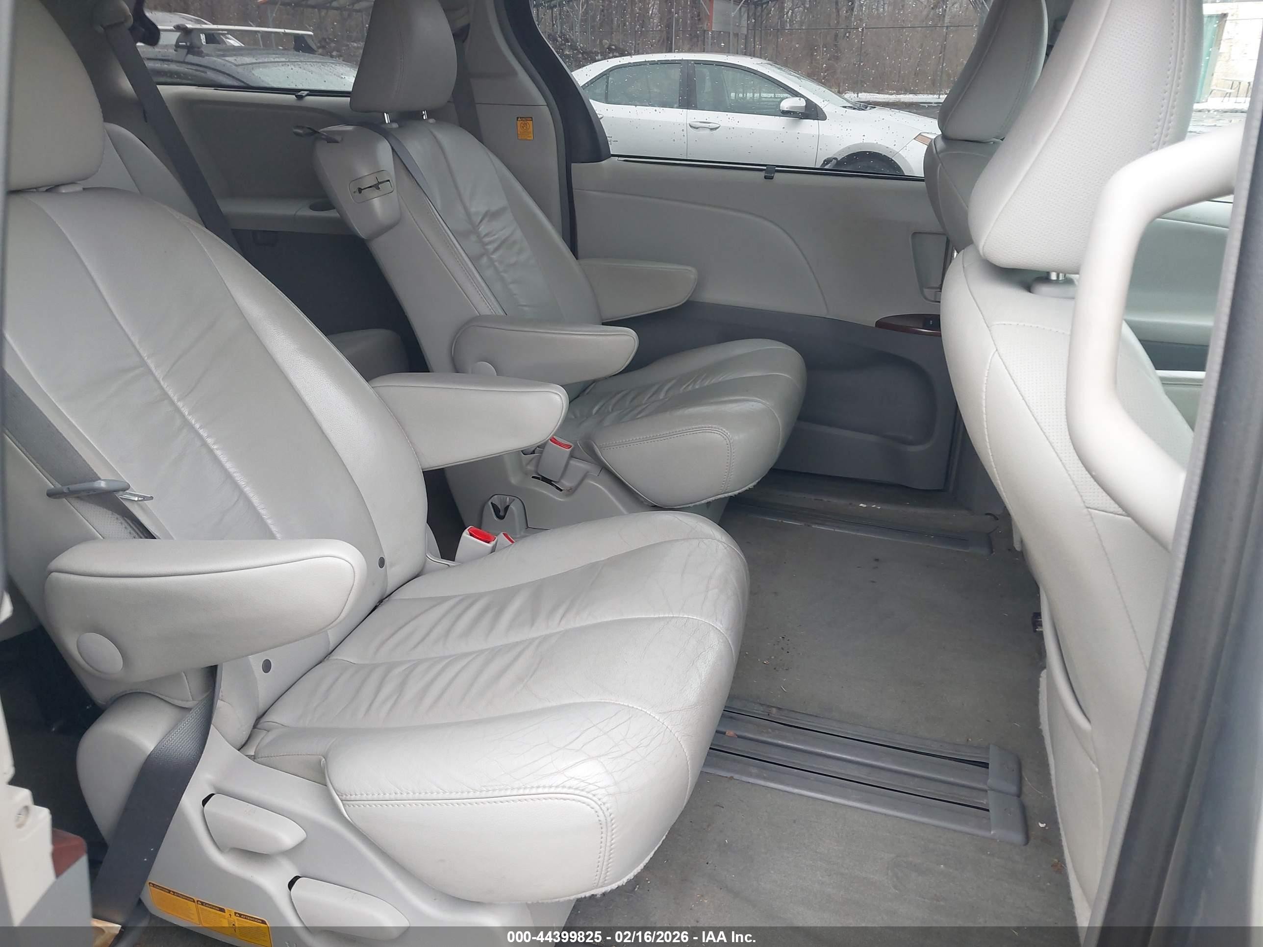 2011 Toyota Sienna Xle V6 Silver vin: 5TDYK3DC7BS173078