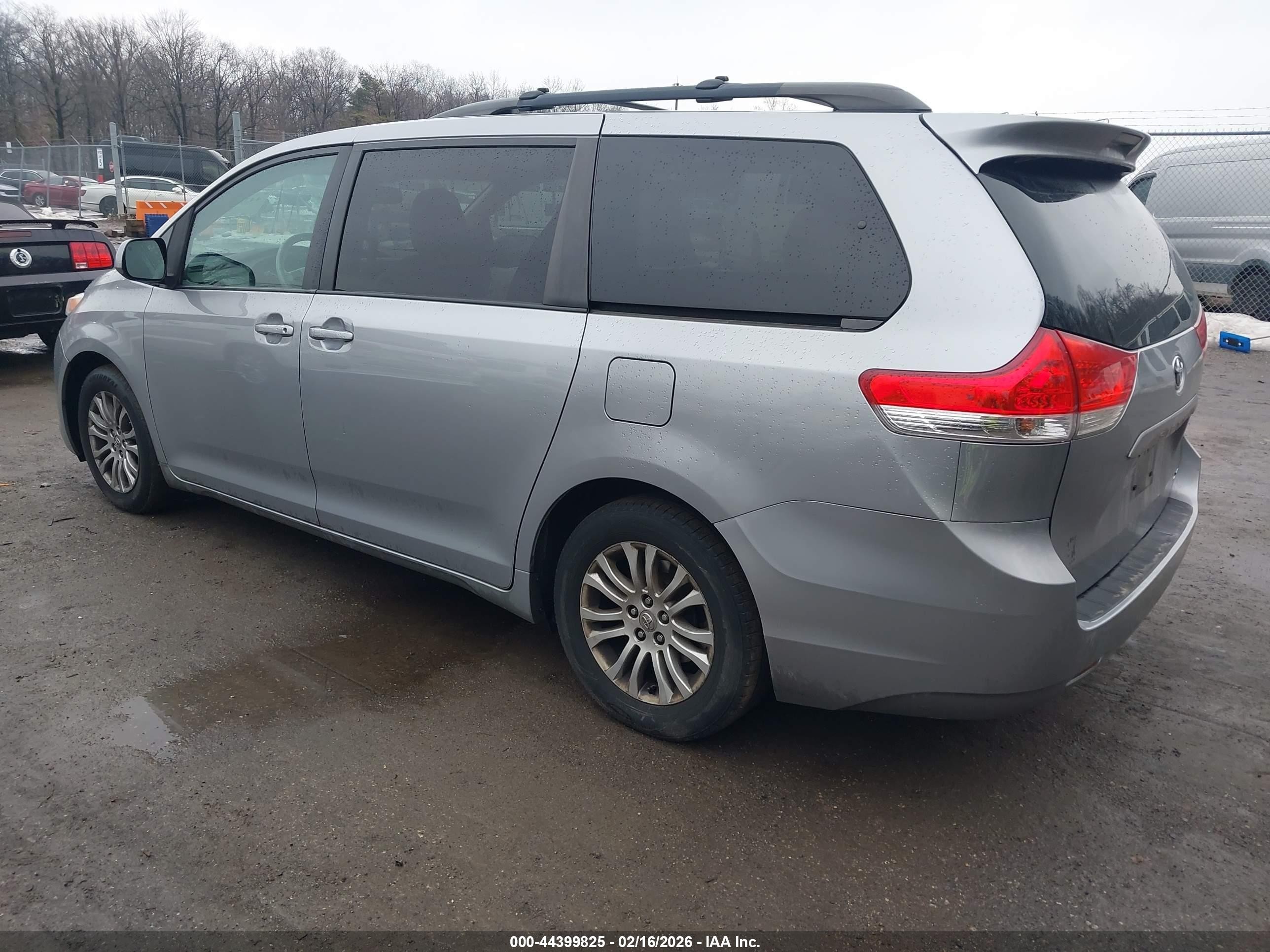 2011 Toyota Sienna Xle V6 Silver vin: 5TDYK3DC7BS173078