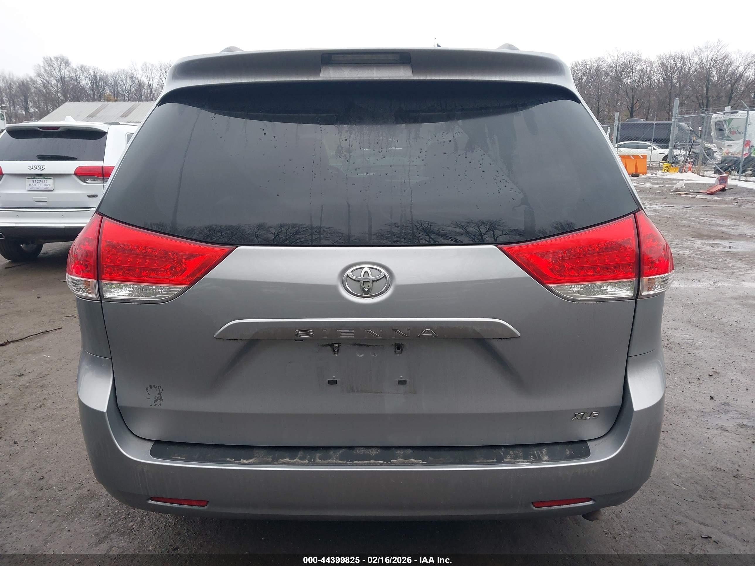 2011 Toyota Sienna Xle V6 Silver vin: 5TDYK3DC7BS173078