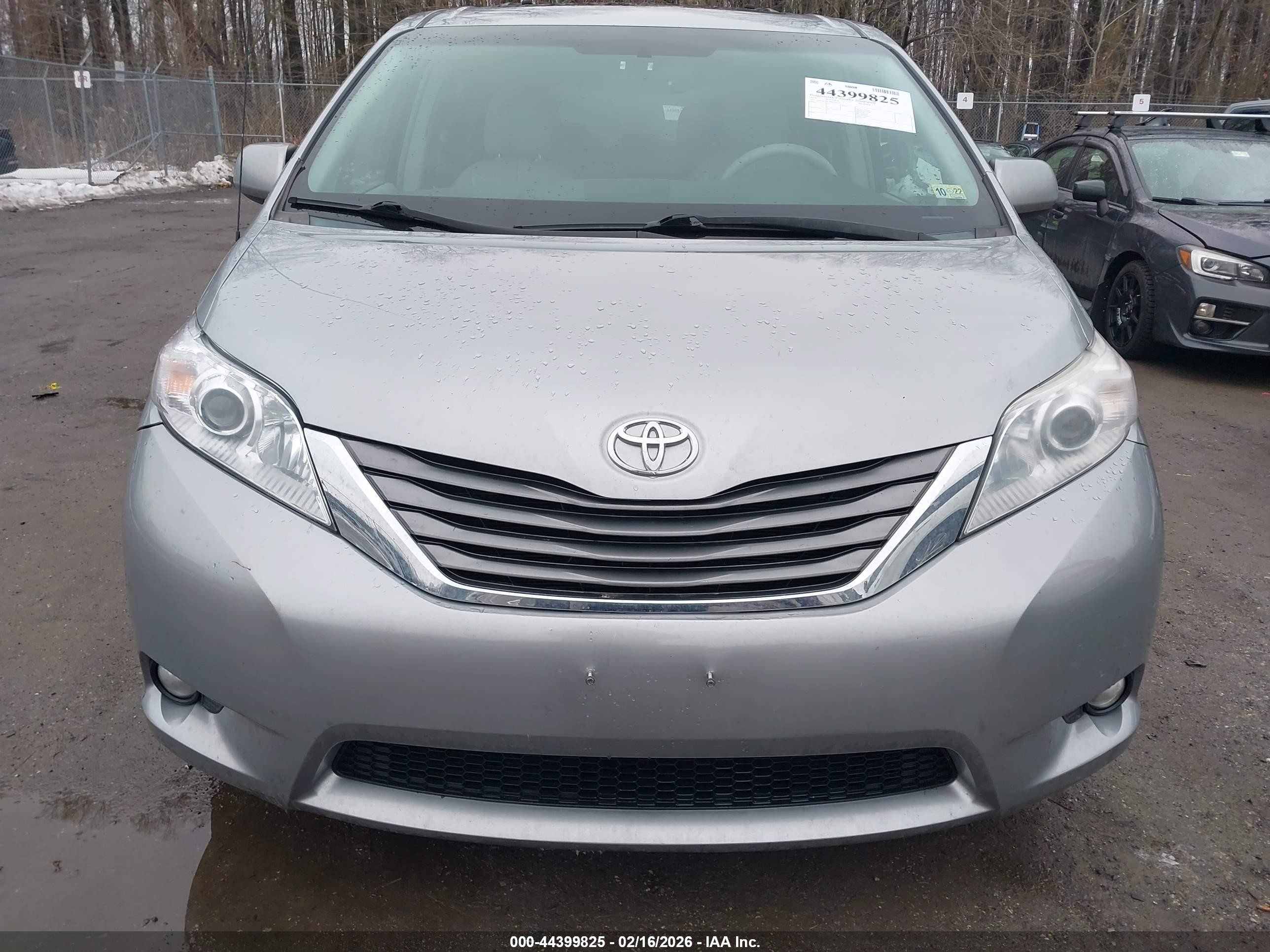 2011 Toyota Sienna Xle V6 Silver vin: 5TDYK3DC7BS173078