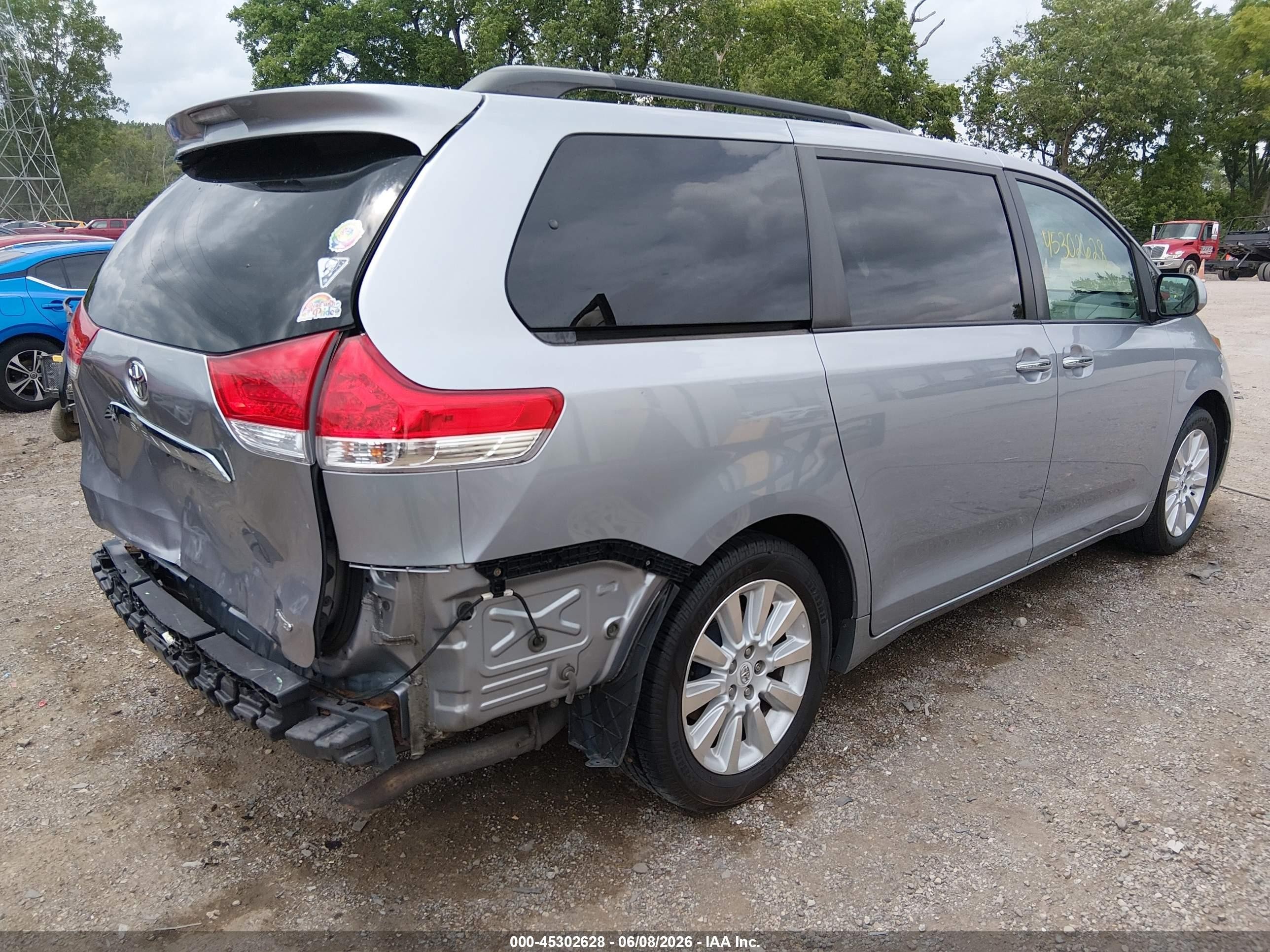 2012 Toyota Sienna Limited V6 7 Passenger Silver vin: 5TDYK3DC7CS187080