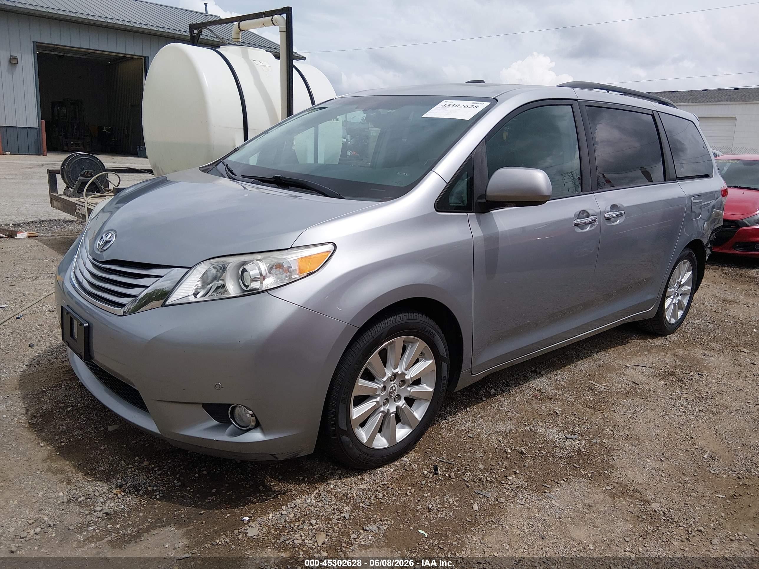2012 Toyota Sienna Limited V6 7 Passenger Silver vin: 5TDYK3DC7CS187080