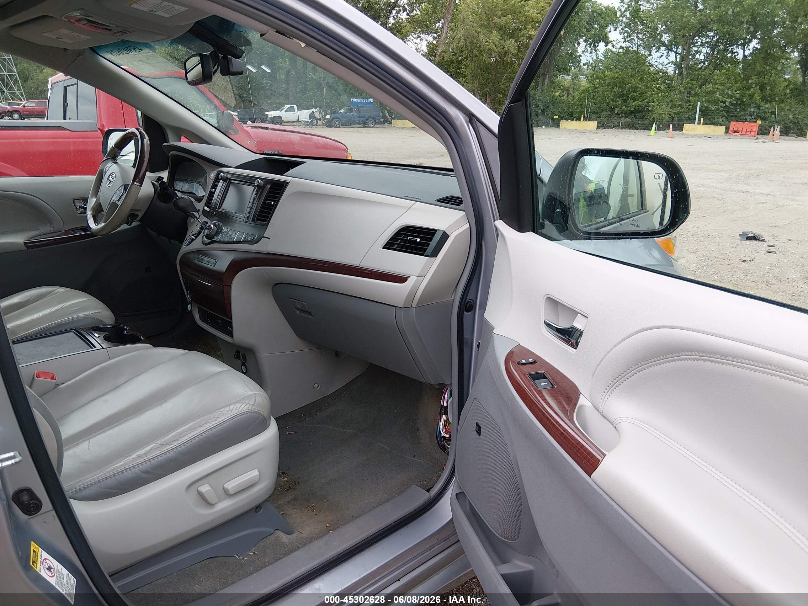 2012 Toyota Sienna Limited V6 7 Passenger Silver vin: 5TDYK3DC7CS187080