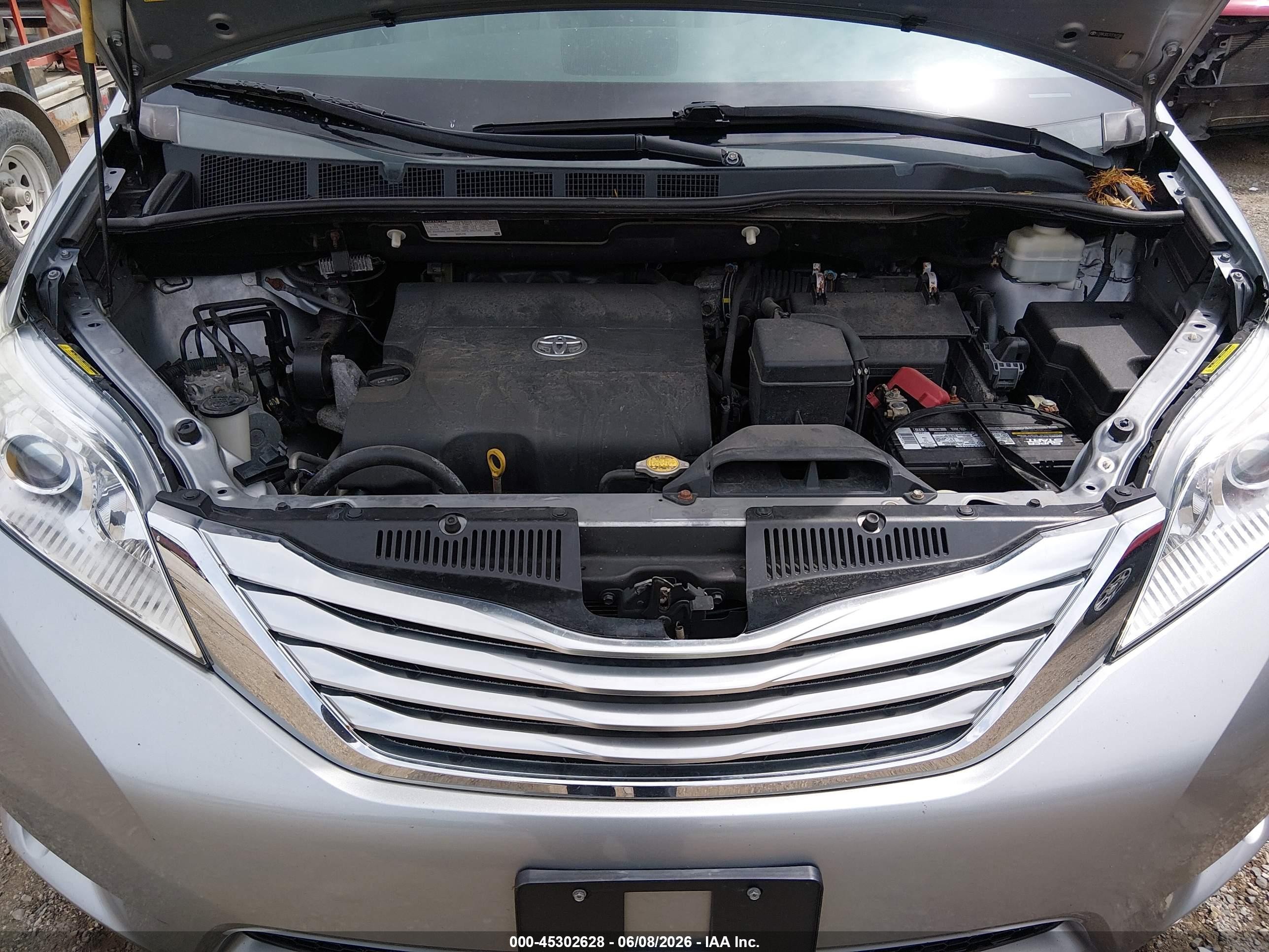 2012 Toyota Sienna Limited V6 7 Passenger Silver vin: 5TDYK3DC7CS187080