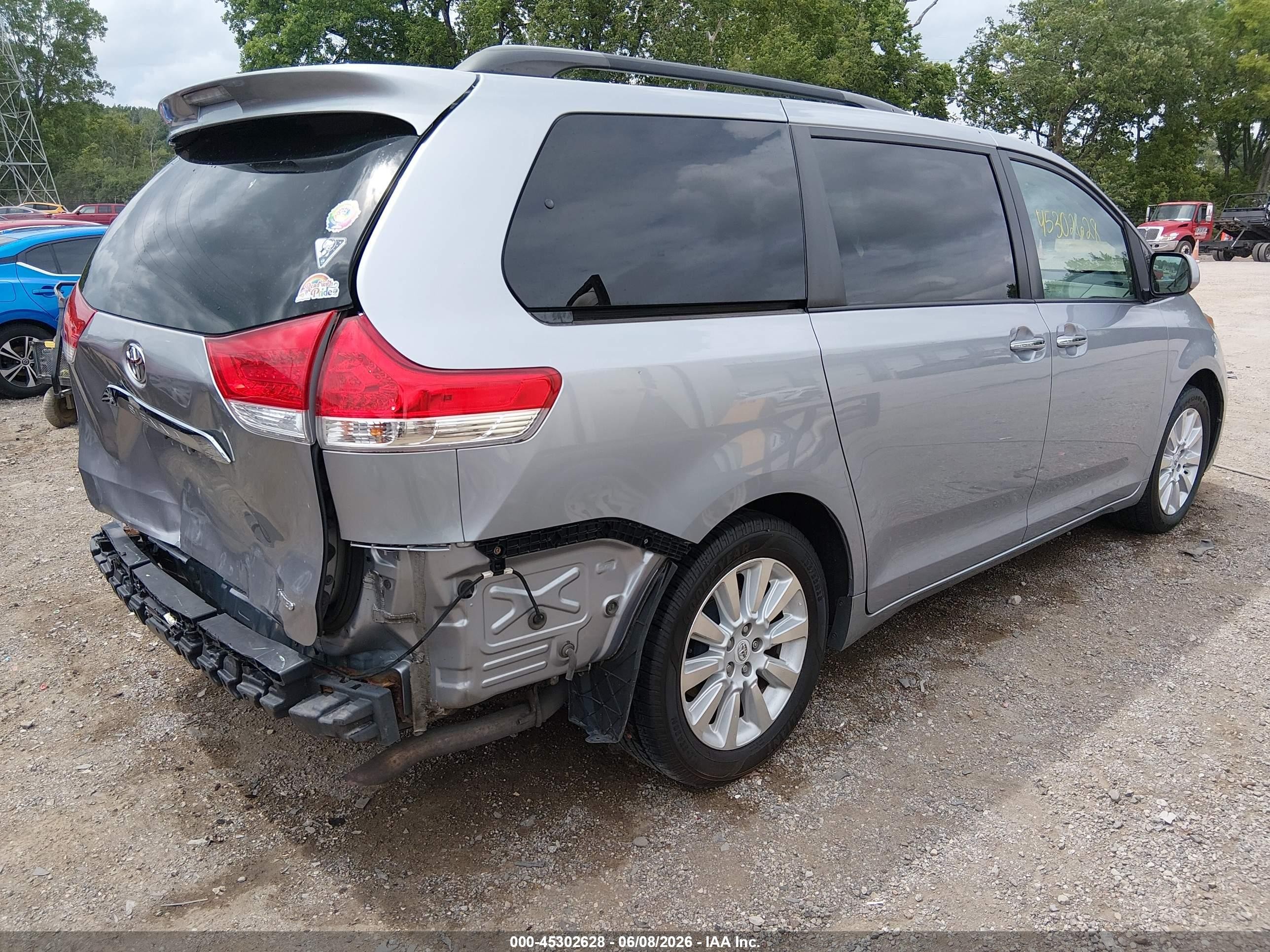 2012 Toyota Sienna Limited V6 7 Passenger Silver vin: 5TDYK3DC7CS187080